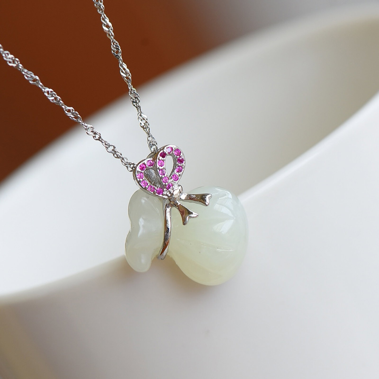 An Exquisite Sterling Silver Inlaid White Jade Pendant,Inlaid Gems: An Exquisite Sterling Silver Inlaid White Jade Pendant,Inlaid Gems,Size:14mmx17mm