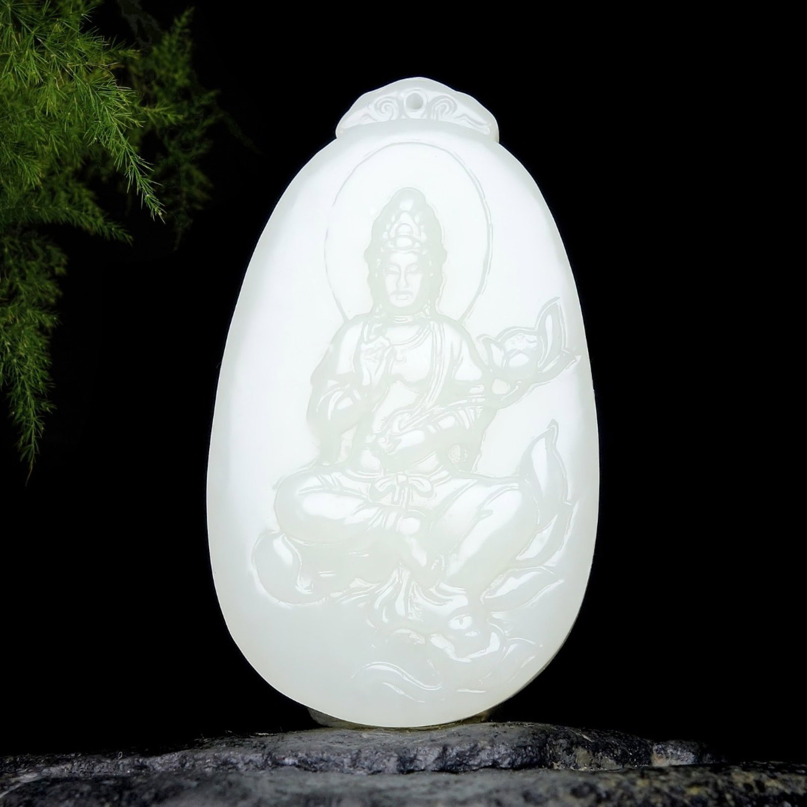 An Exquisite White Jade Statue of Avalokitesvara Pendant: An Exquisite White Jade Statue of Avalokitesvara Pendant,Size:50mmx29mmx8mm 白玉观音像挂件