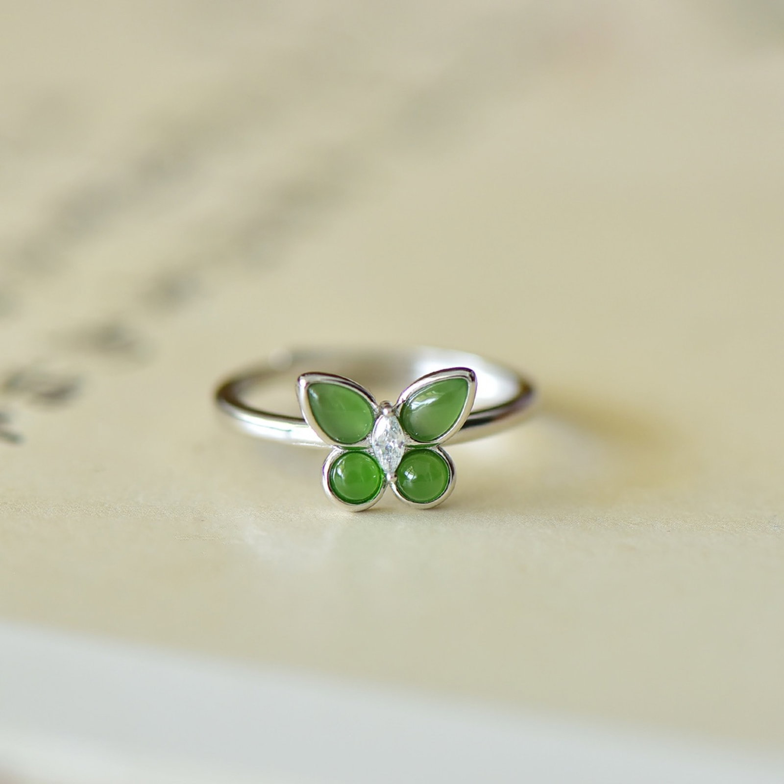 An Exquisite Sterling Silver Inlaid Jasper Ring,Inlaid Diamond: An Exquisite Sterling Silver Inlaid Jasper Ring,Inlaid Diamond,Size:3mmx5mm 纯银镶碧玉戒指,嵌钻石