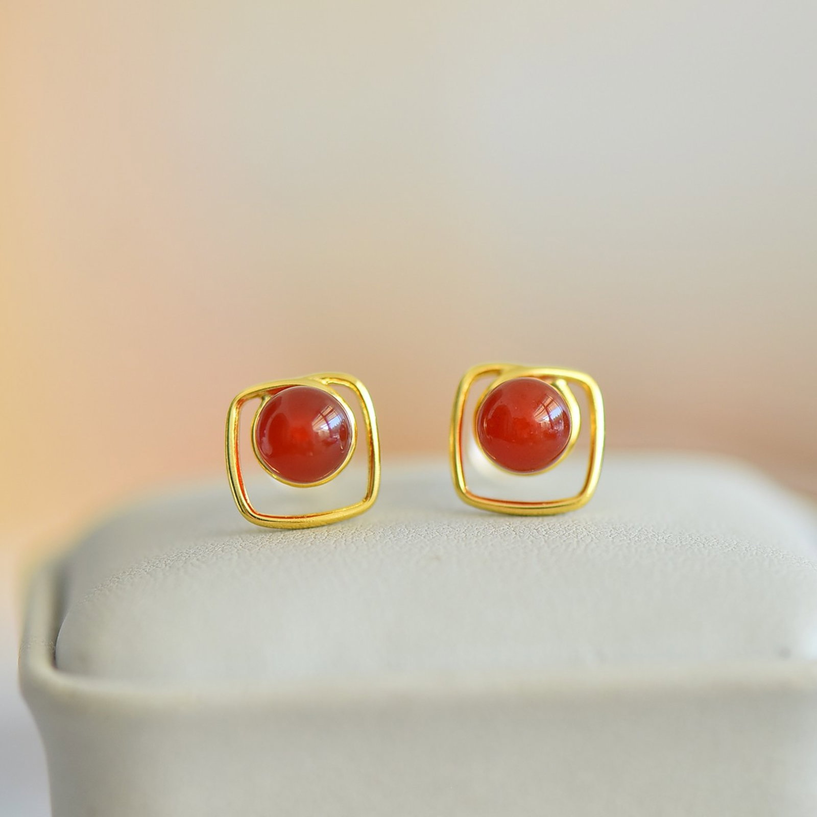 A Pair of Exquisite Sterling Silver-Gold Plated Inlaid Agate Earrings: A Pair of Exquisite Sterling Silver-Gold Plated Inlaid Agate Earrings,Size:6mmx6mm 一对纯银镀金镶玛瑙耳钉