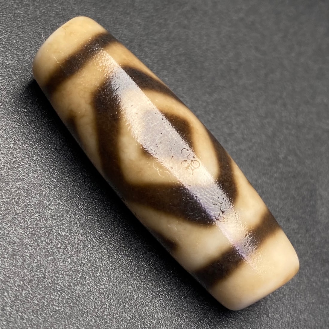 An Exquisite Two Eyes Dzi Bead Pendant: An Exquisite Two Eyes Dzi Bead Pendant,Size:38mmx13mm,Weight:8.8g 两眼天珠挂件