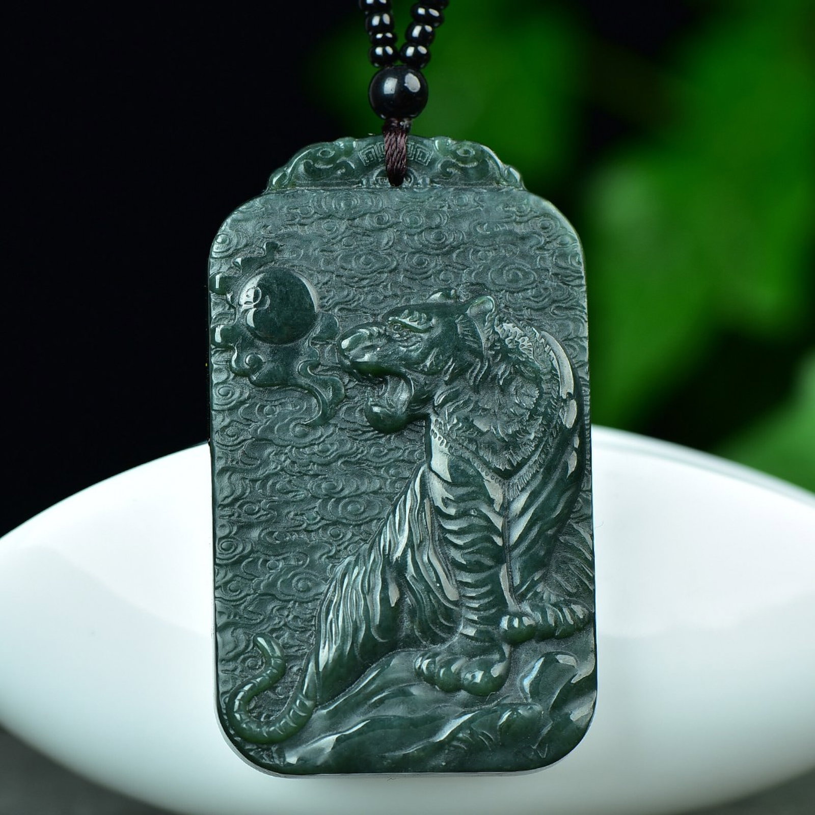 An Exquisite Sapphire Auspicious Cloud and Tiger Pattern Pendant: An Exquisite Sapphire Auspicious Cloud and Tiger Pattern Pendant,Size:40mmx67mm (寓意)做工细腻,玉质干净 青玉祥云"