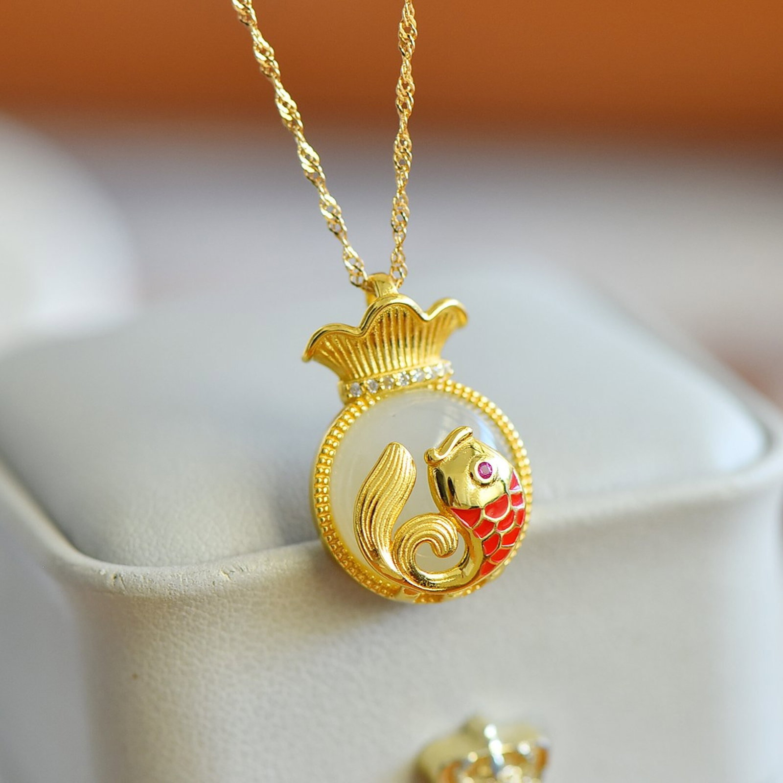 An Exquisite Sterling Silver-Gold Plated Inlaid White Jade Pendant,Inlaid Diamonds: An Exquisite Sterling Silver-Gold Plated Inlaid White Jade Pendant,Inlaid Diamonds,Size:14mmx14mm 纯银镀金镶白玉吊坠,嵌钻石