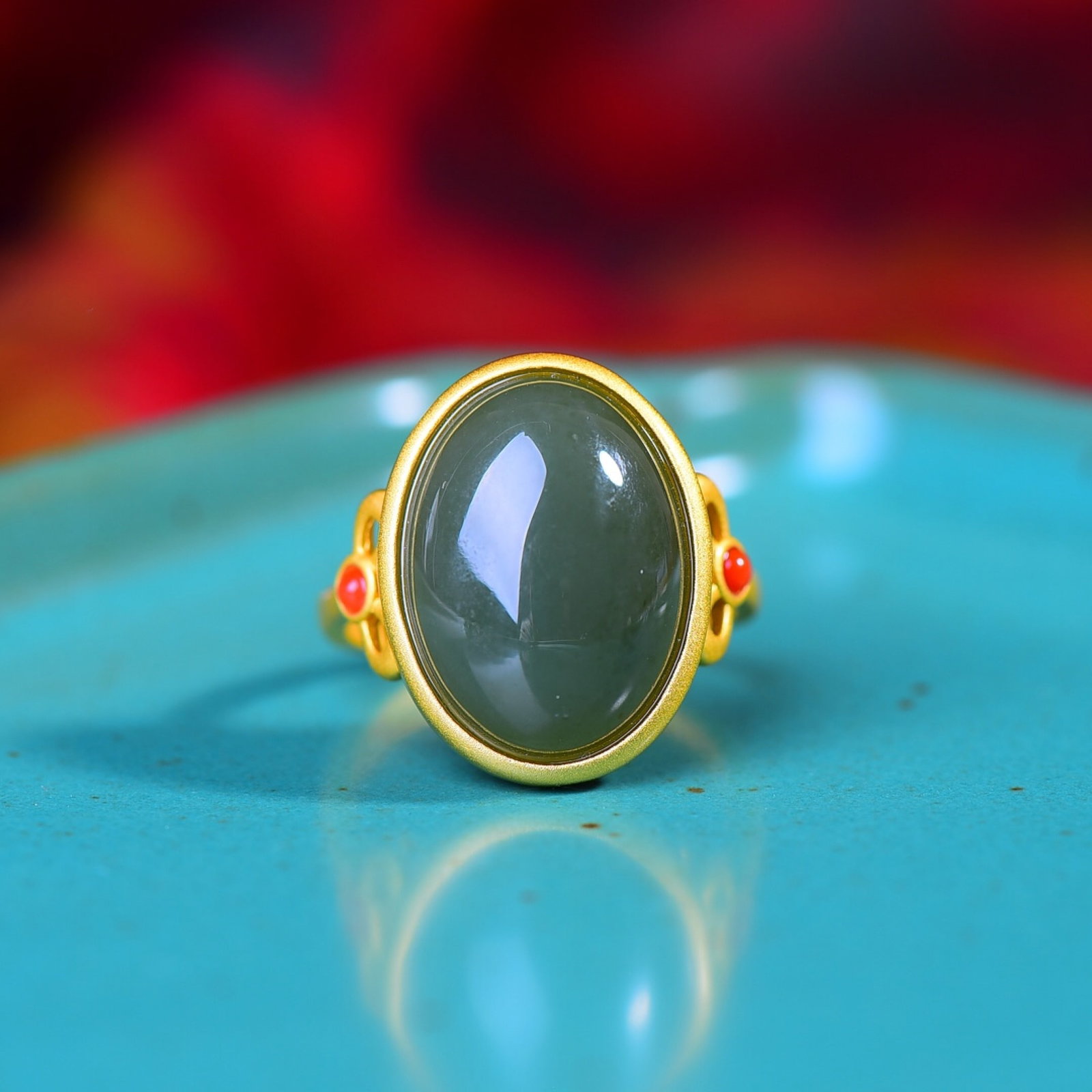 An Exquisite Sterling Silver-Gold Plated Inlaid Sapphire Ring: An Exquisite Sterling Silver-Gold Plated Inlaid Sapphire Ring,Size:13mmx18mm 纯银镀金镶青玉戒指