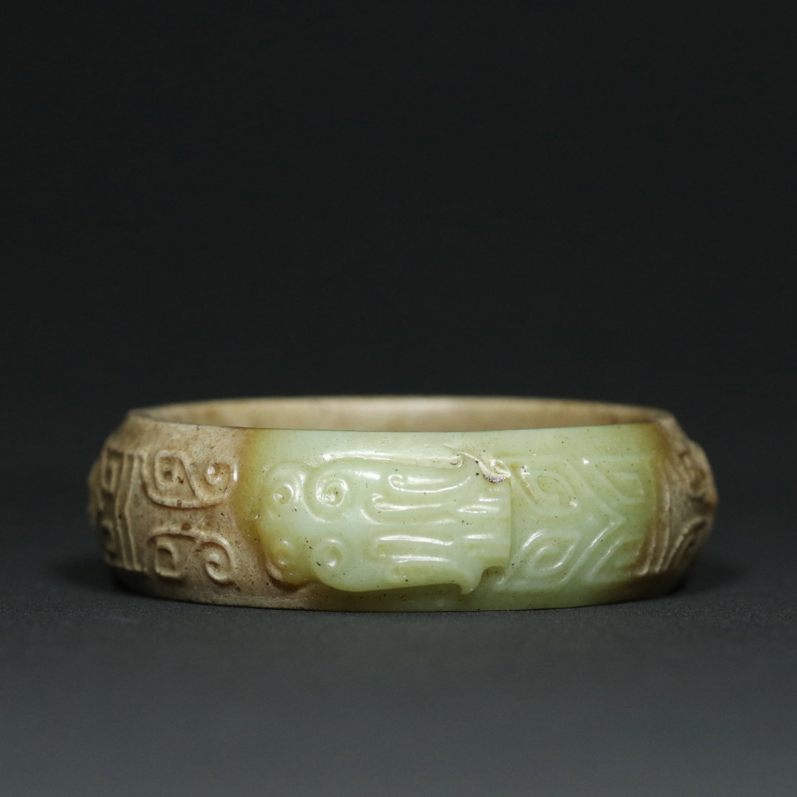 An Exquisite White Jade Cicada Pattern Bracelets: An Exquisite White Jade Cicada Pattern Bracelets,Qing Dynasty,China,Size:3inx0.9inx2.4in,Weight:87.3g 白玉蝉纹手镯,中国清代