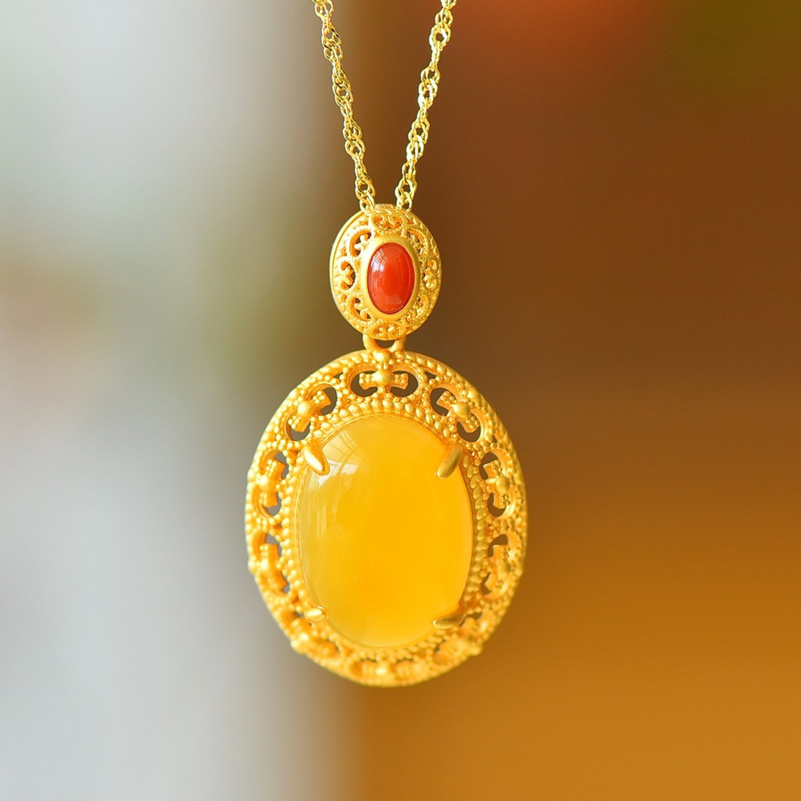 An Exquisite Sterling Silver-Gold Plated Inlaid Amber Pendant: An Exquisite Sterling Silver-Gold Plated Inlaid Amber Pendant,Size:13mmx18mm 纯银镀金镶琥珀吊坠