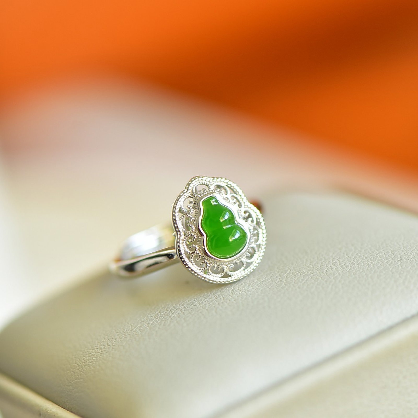 An Exquisite Sterling Silver Inlaid Jasper Gourd-Shaped Ring: Sterling Silver Inlaid Jasper Gourd-Shaped Ring , Size :5mmx7mm 纯银镶碧玉葫芦形戒指,尺寸:5mmx7mm