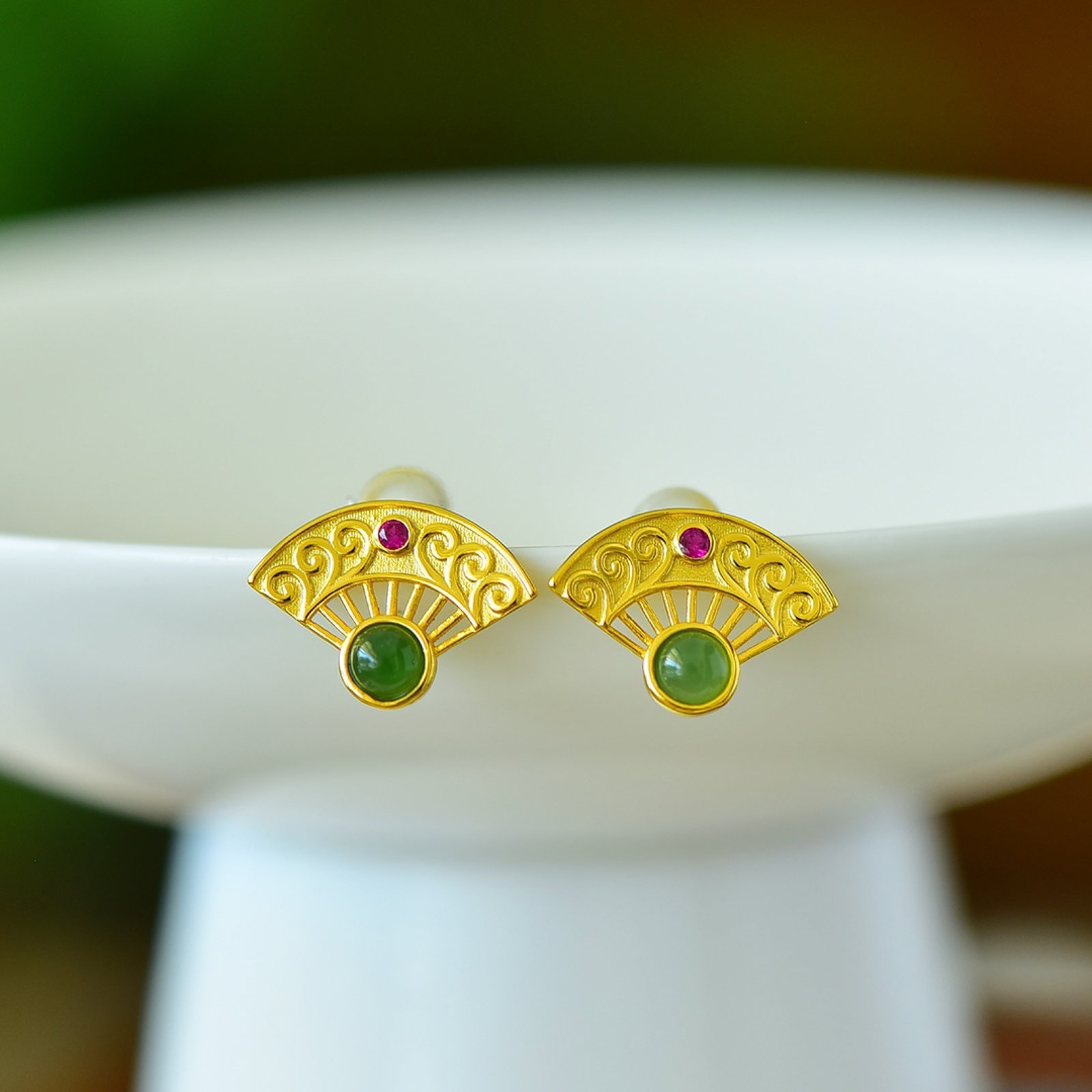 A Pair of Exquisite Sterling Silver-Gold Plated Inlaid Jasper Earrings: A Pair of Exquisite Sterling Silver-Gold Plated Inlaid Jasper Earrings Size:4mmx4mm 一对纯银镀金镶碧玉耳钉