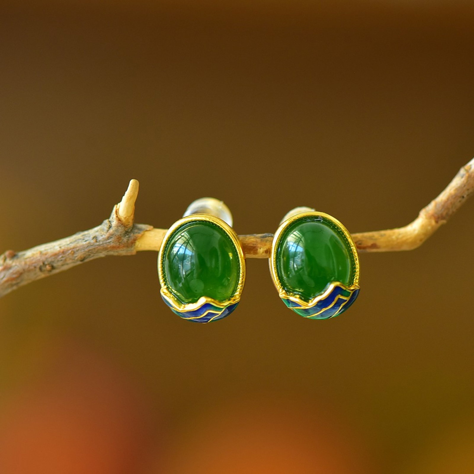 A Pair of Exquisite Sterling Silver-Gold Plated Inlaid Jasper Earrings: A Pair of Exquisite Sterling Silver-Gold Plated Inlaid Jasper Earrings 一对纯银镀金镶碧玉耳钉