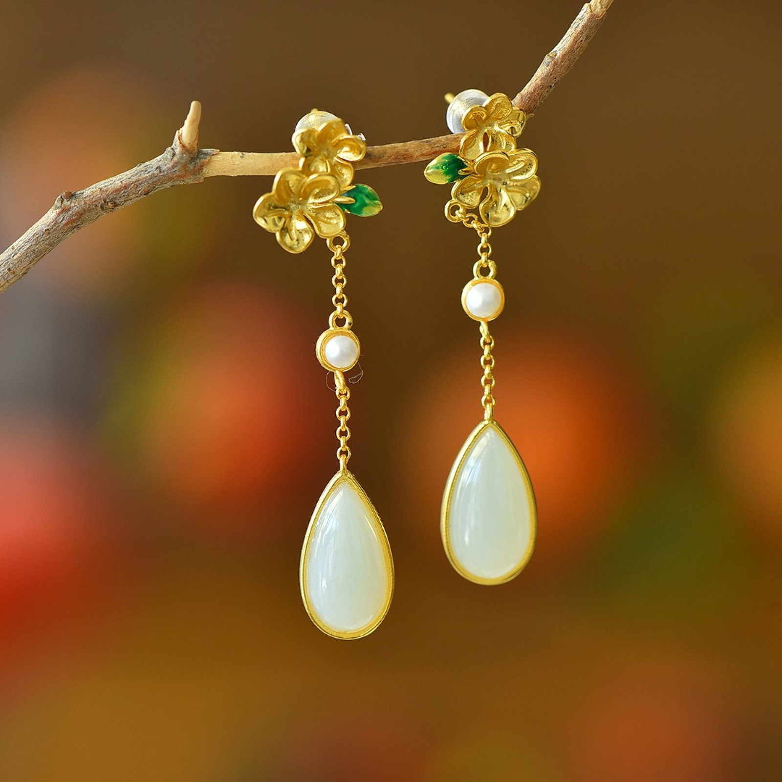 A Pair of Exquisite Sterling Silver-Gold Plated Inlaid White Jade Earrings: A Pair of Exquisite Sterling Silver-Gold Plated Inlaid White Jade Earrings,Size:8mmx16mm 一对纯银镀金镶白玉耳环