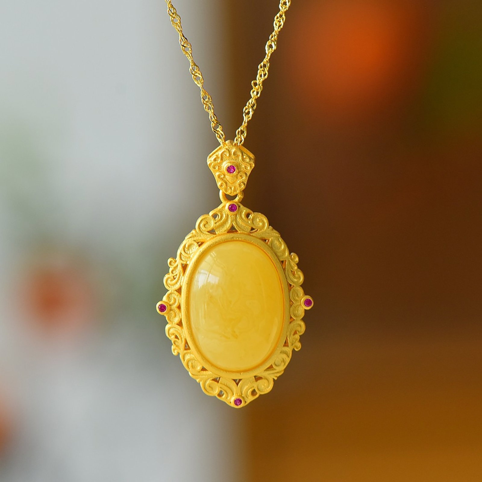 An Exquisite Sterling Silver-Gold Plated Inlaid Amber Pendant: An Exquisite Sterling Silver-Gold Plated Inlaid Amber Pendant,Size:13mmx18mm 纯银镀金镶琥珀吊坠