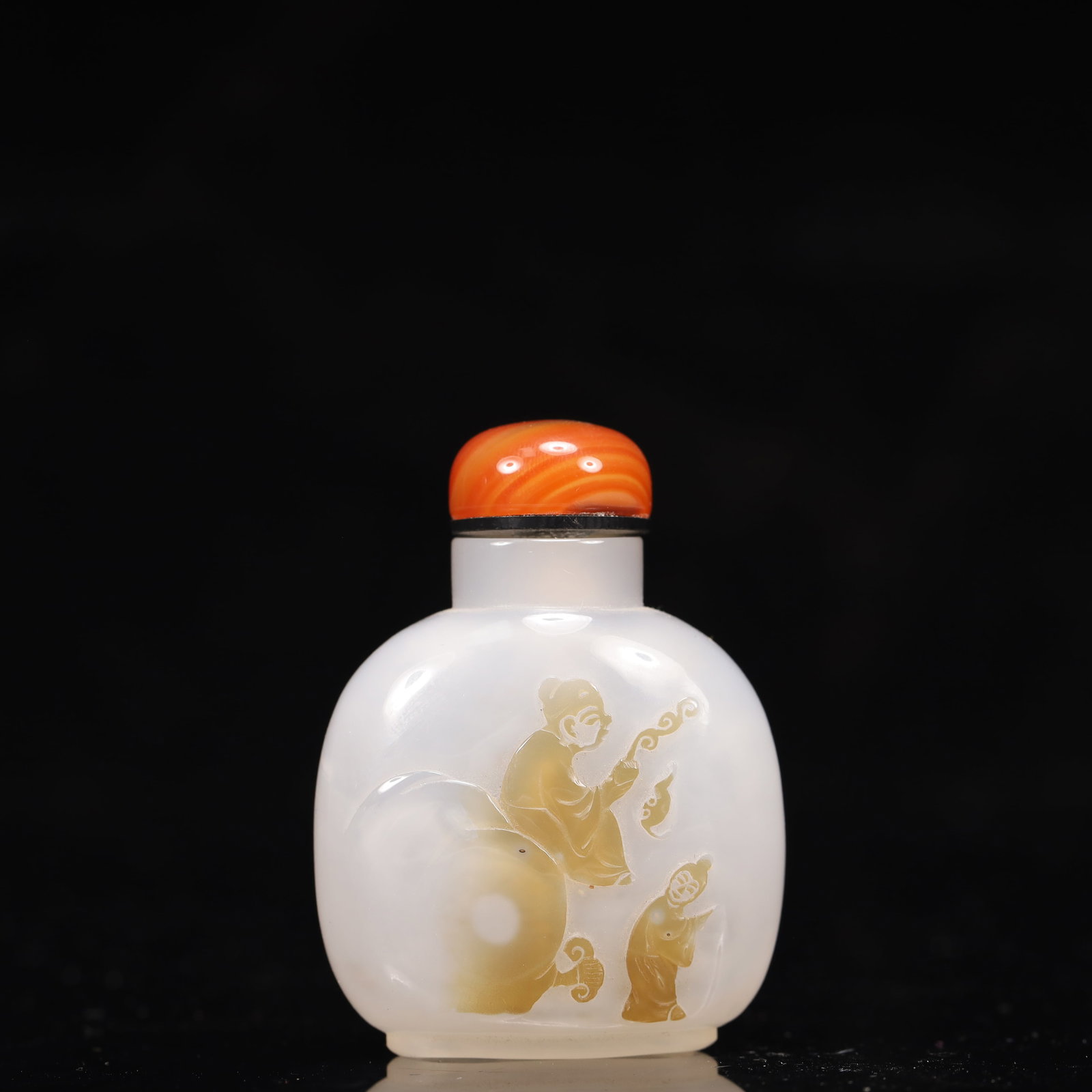 An Exquisite Agate Figure Pattern Snuff Bottle: An Exquisite Agate Figure Pattern Snuff Bottle,Qing Dynasty, China,Size:2inx0.8inx2.6in,Weight:52g 玛瑙人物纹鼻烟壶,中国清代
