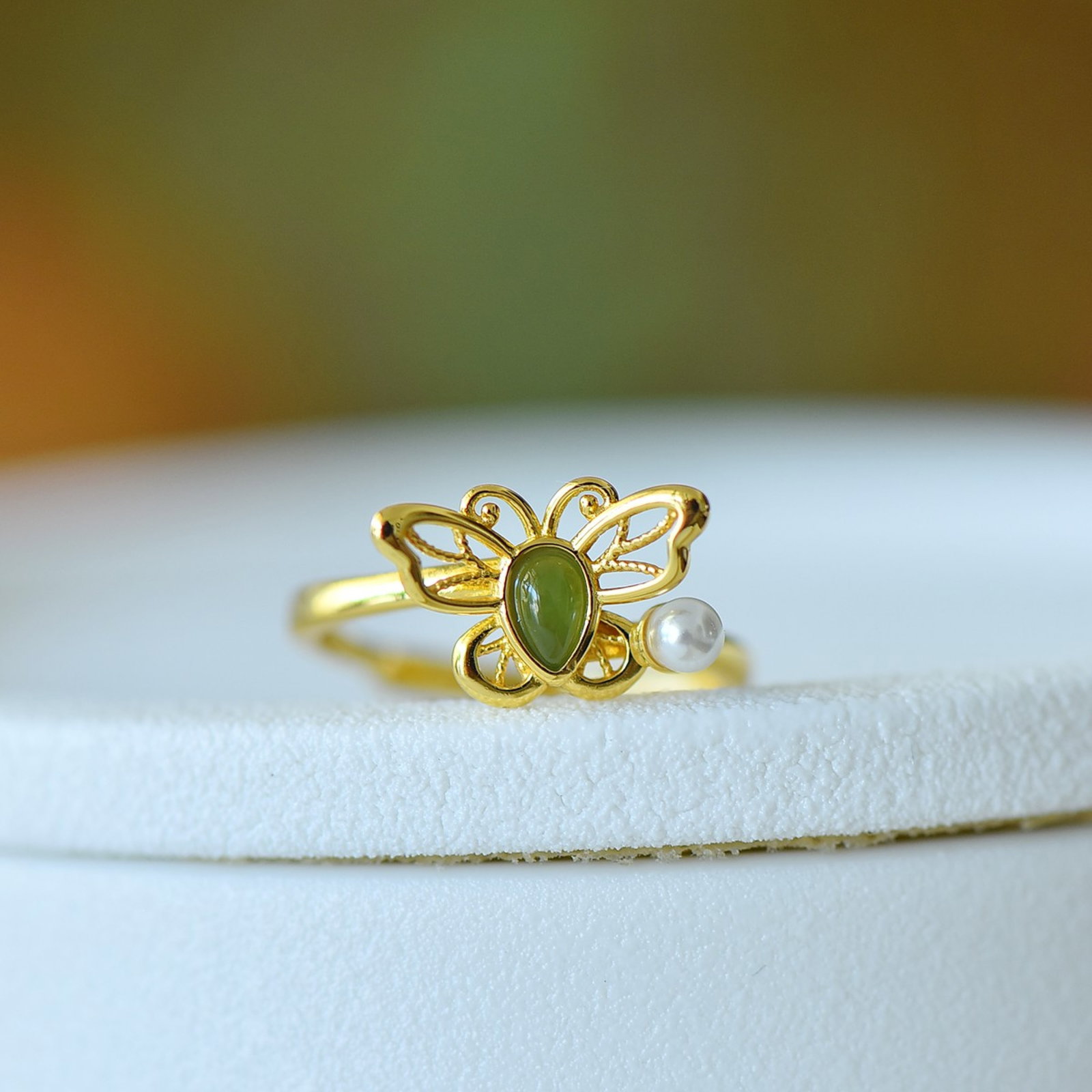 An Exquisite Sterling Silver-Gold Plated Inlaid White Jade Ring,Inlaid Pearls: An Exquisite Sterling Silver-Gold Plated Inlaid White Jade Ring,Inlaid Pearls,Size:3mmx5mm 纯银镀金镶白玉戒指,嵌珍珠