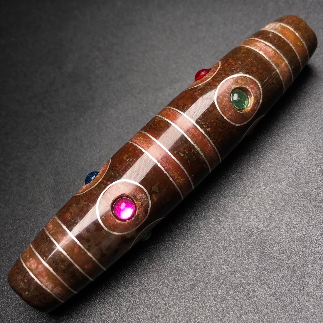 An Exquisite Eight Eyes Dzi Bead Pendant,Inlaid Silver wire,Inlaid Gems: An Exquisite Eight Eyes Dzi Bead Pendant,Inlaid Silver wire,Inlaid Gems,Size:77mmx16mm,Weight:31.7g 八眼天珠挂件,嵌银丝,嵌宝石