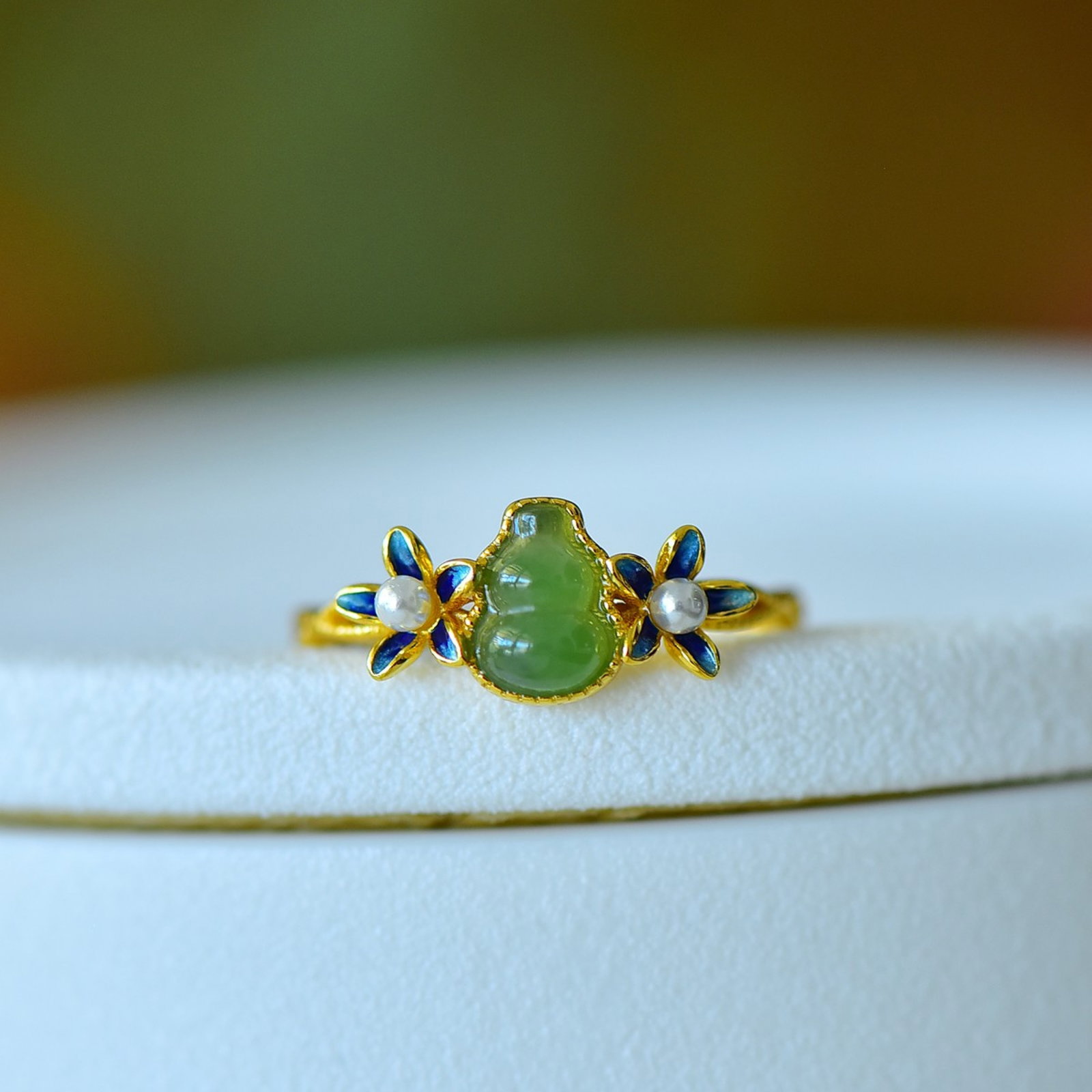 An Exquisite Sterling Silver-Gold Plated Inlaid White Jade Gourd Ring,Inlaid Pearls: An Exquisite Sterling Silver-Gold Plated Inlaid White Jade Gourd Ring,Inlaid Pearls,Size:5mmx7mm 纯银镀金镶白玉葫芦戒指,嵌ஔ