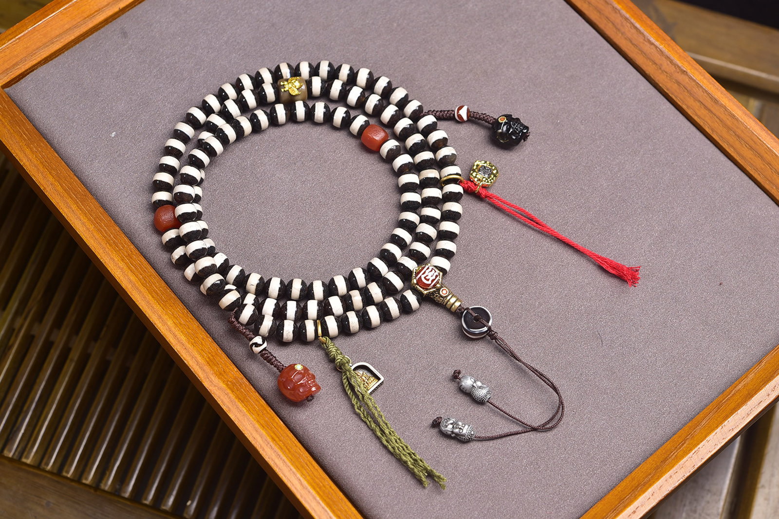 An Exquisite Dzi Bead Bracelets (1 of 6)