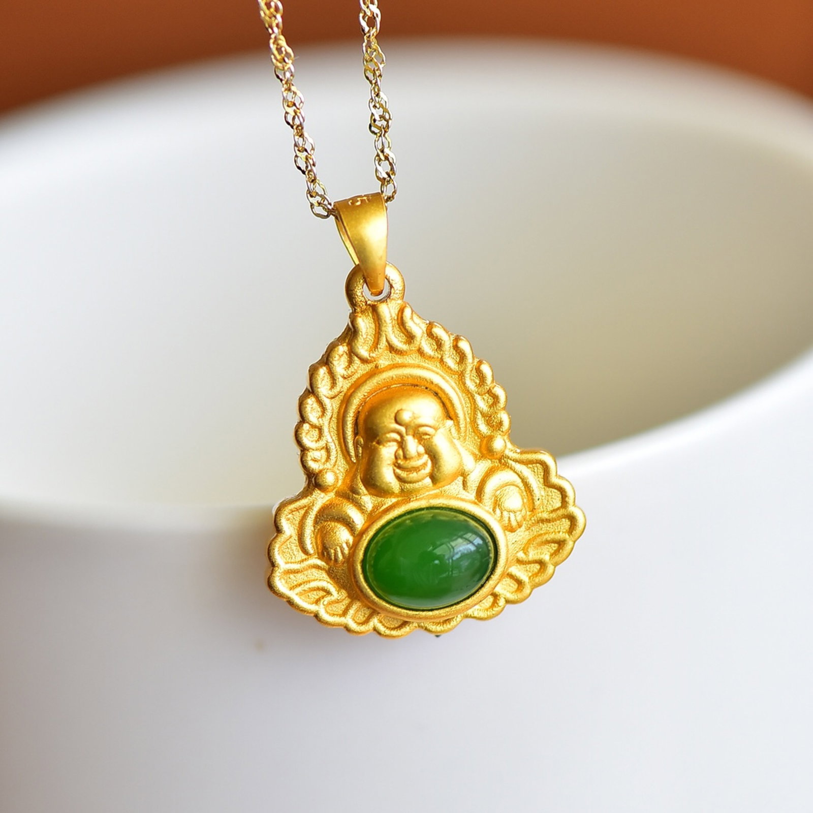 An Exquisite Sterling Silver-Gold Plated Inlaid Jasper Pendant: Sterling Silver-Gold Plated Inlaid Jasper Pendant , Size :6mmx8mm 纯银镀金镶碧玉吊坠,尺寸:6mmx8mm