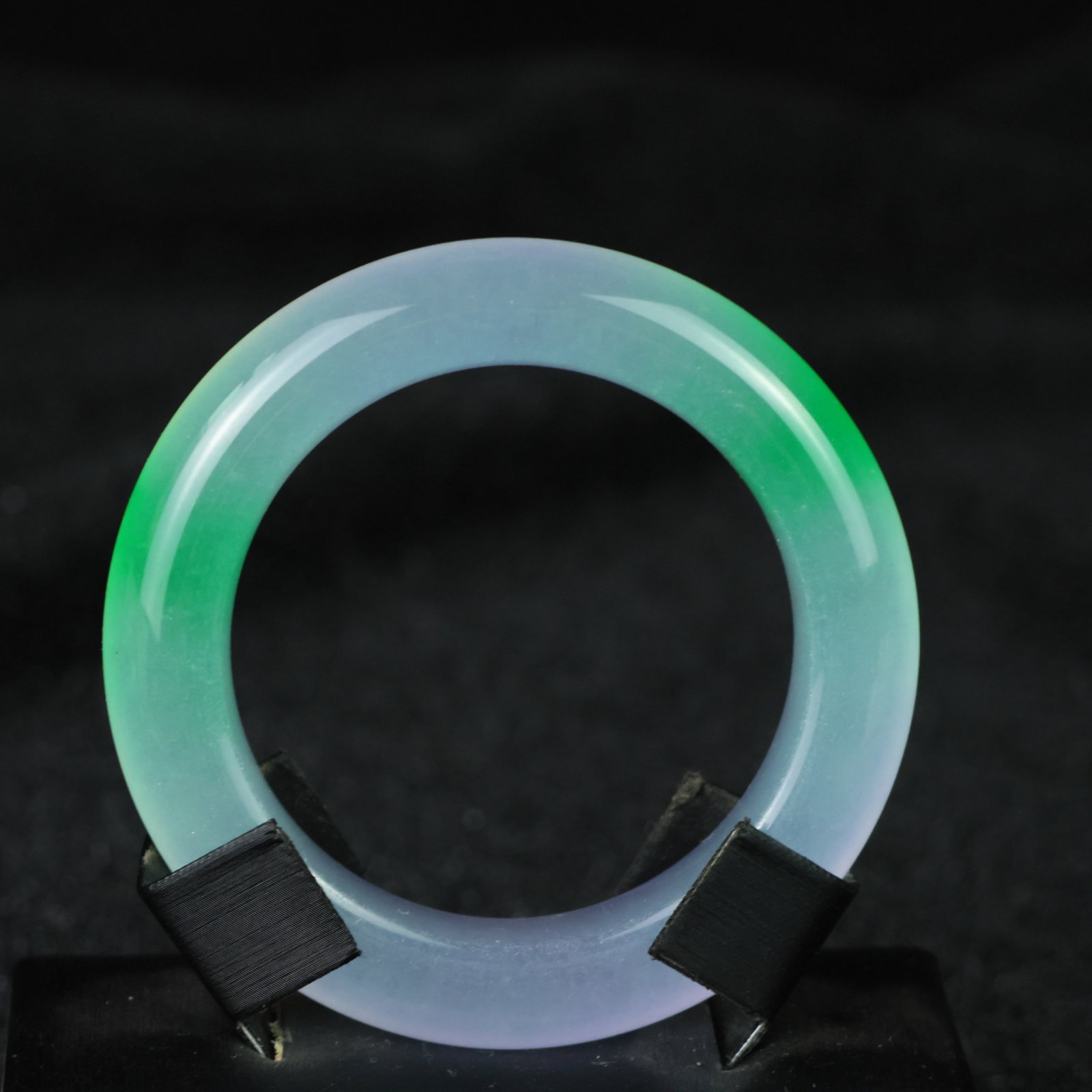 An Exquisite Jadeite Bracelets: An Exquisite Jadeite Bracelets，Size:55mmx17mmx13mm 翡翠手镯