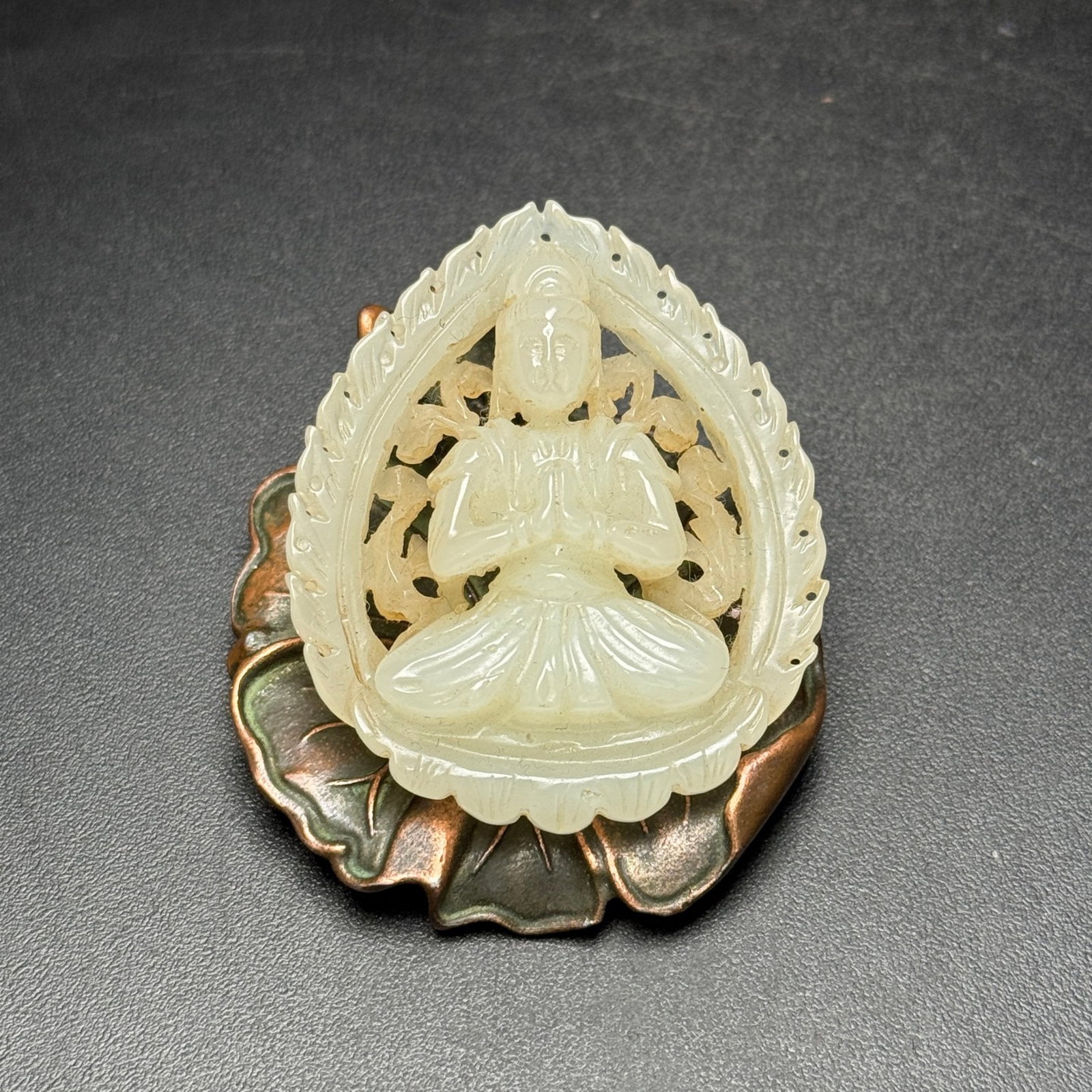 An Exquisite White Jade Statue of Avalokitesvara Pendant: An Exquisite White Jade Statue of Avalokitesvara Pendant,Qing Dynasty,China,Size:50mmx42mmx13mm,Weight:25g 白玉观音像挂件,中国清代