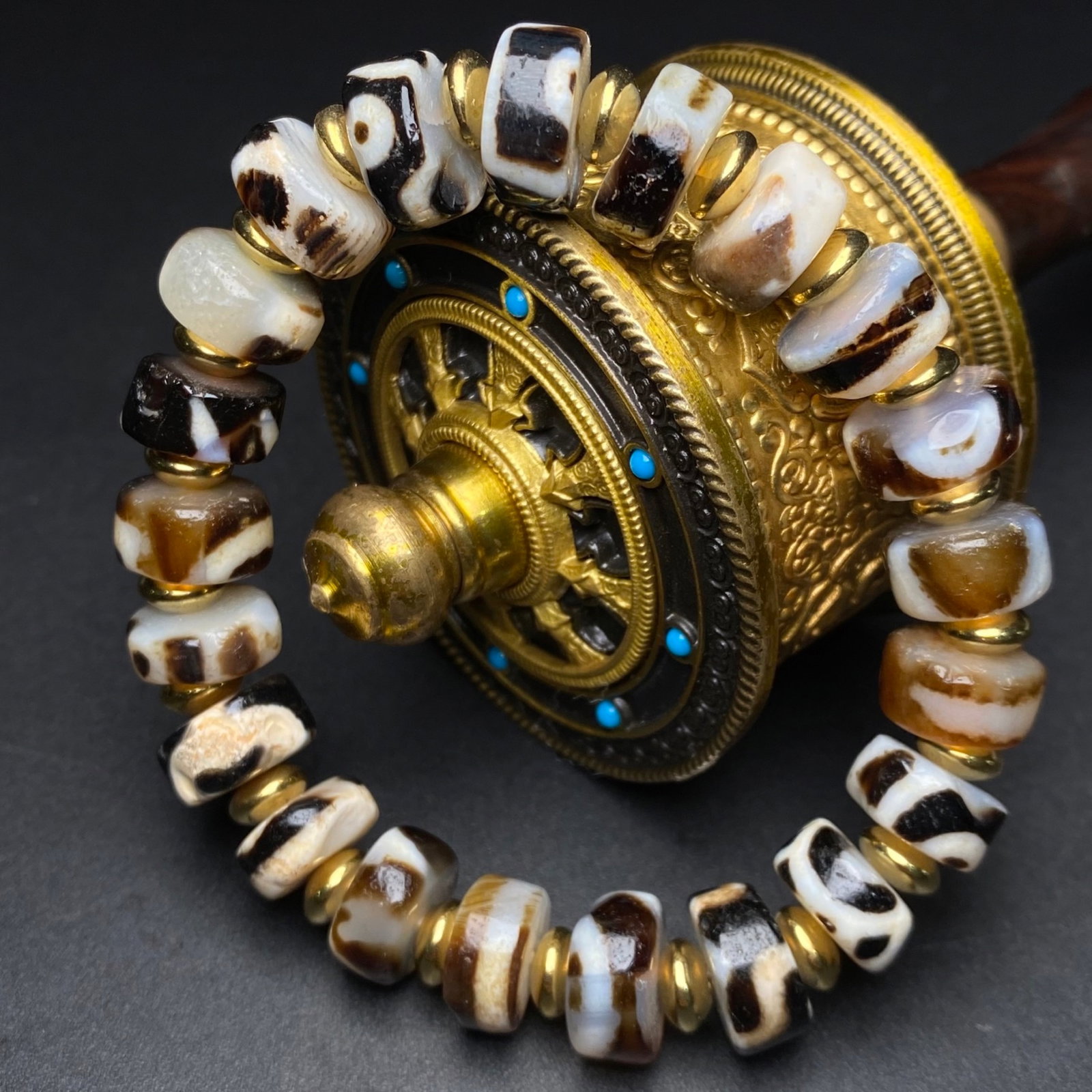 An Exquisite Dzi Bead Bracelets: An Exquisite Dzi Bead Bracelets,Size:12mmx6mm 天珠手串