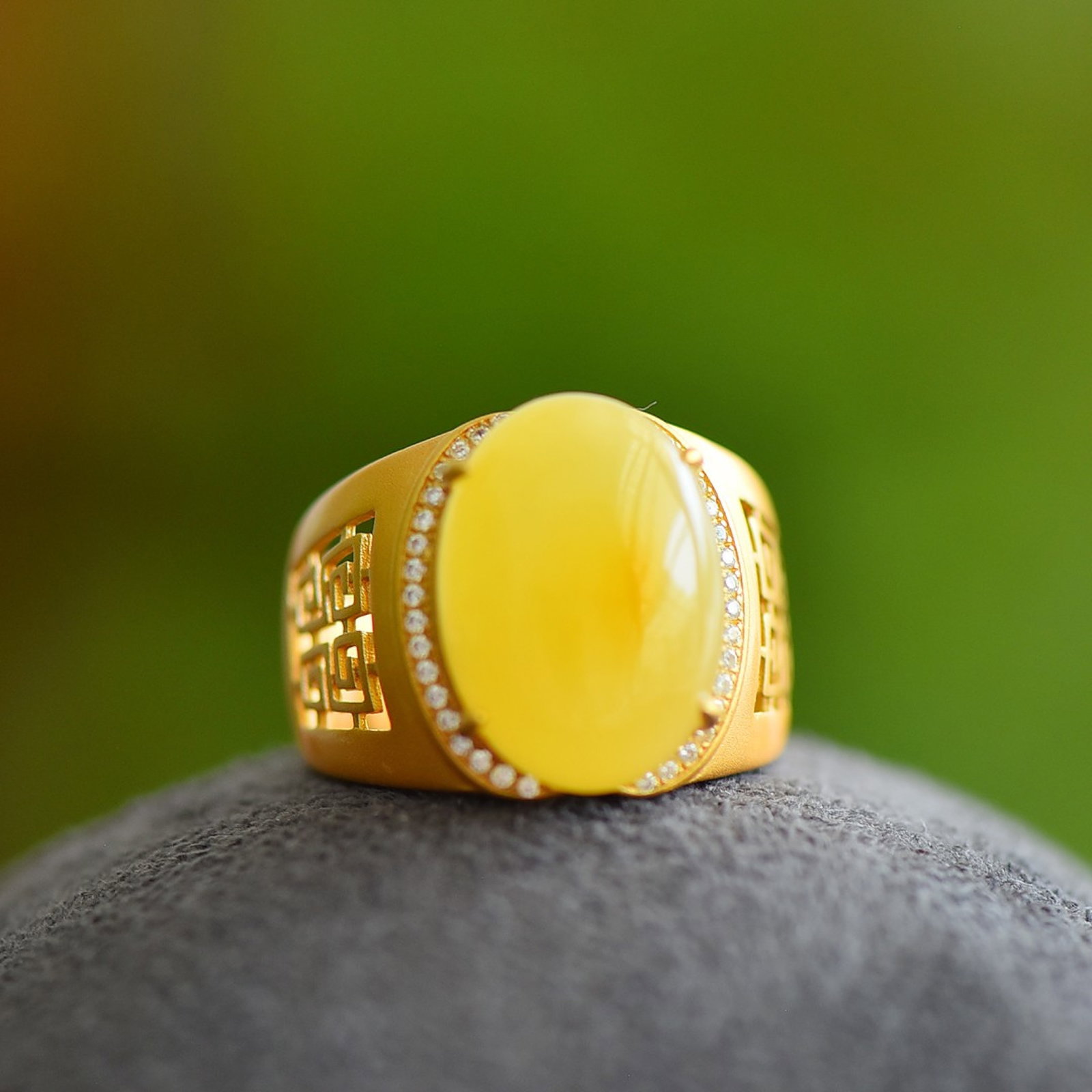 An Exquisite Sterling Silver-Gold Plated Inlaid Amber Ring,Inlaid Diamond: An Exquisite Sterling Silver-Gold Plated Inlaid Amber Ring,Inlaid Diamond,Size:13mmx18mm 纯银镀金镶琥珀戒指,嵌钻石