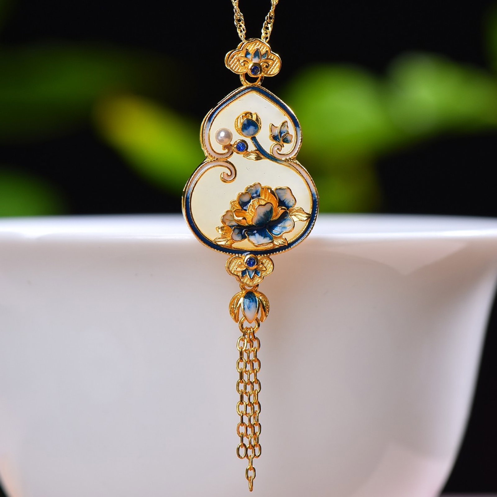 An Exquisite Sterling Silver-Gold Plated Inlaid White Jade Enamel Pendant: An Exquisite Sterling Silver-Gold Plated Inlaid White Jade Enamel Pendant,Size:16mmx20mm ????????????
