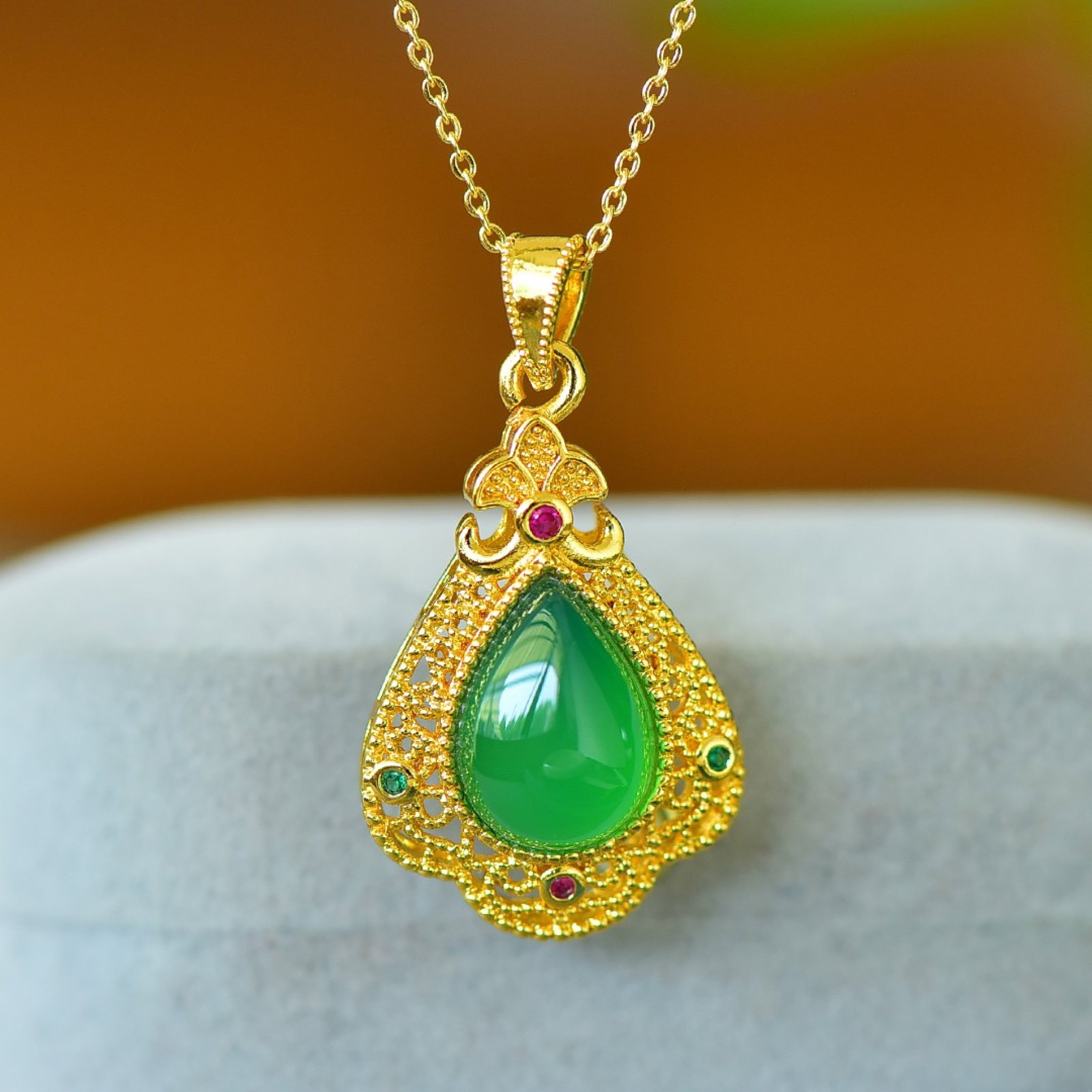 An Exquisite Pendant,Inlaid Diamond: An Exquisite Pendant Size:10mmx14mm ??
