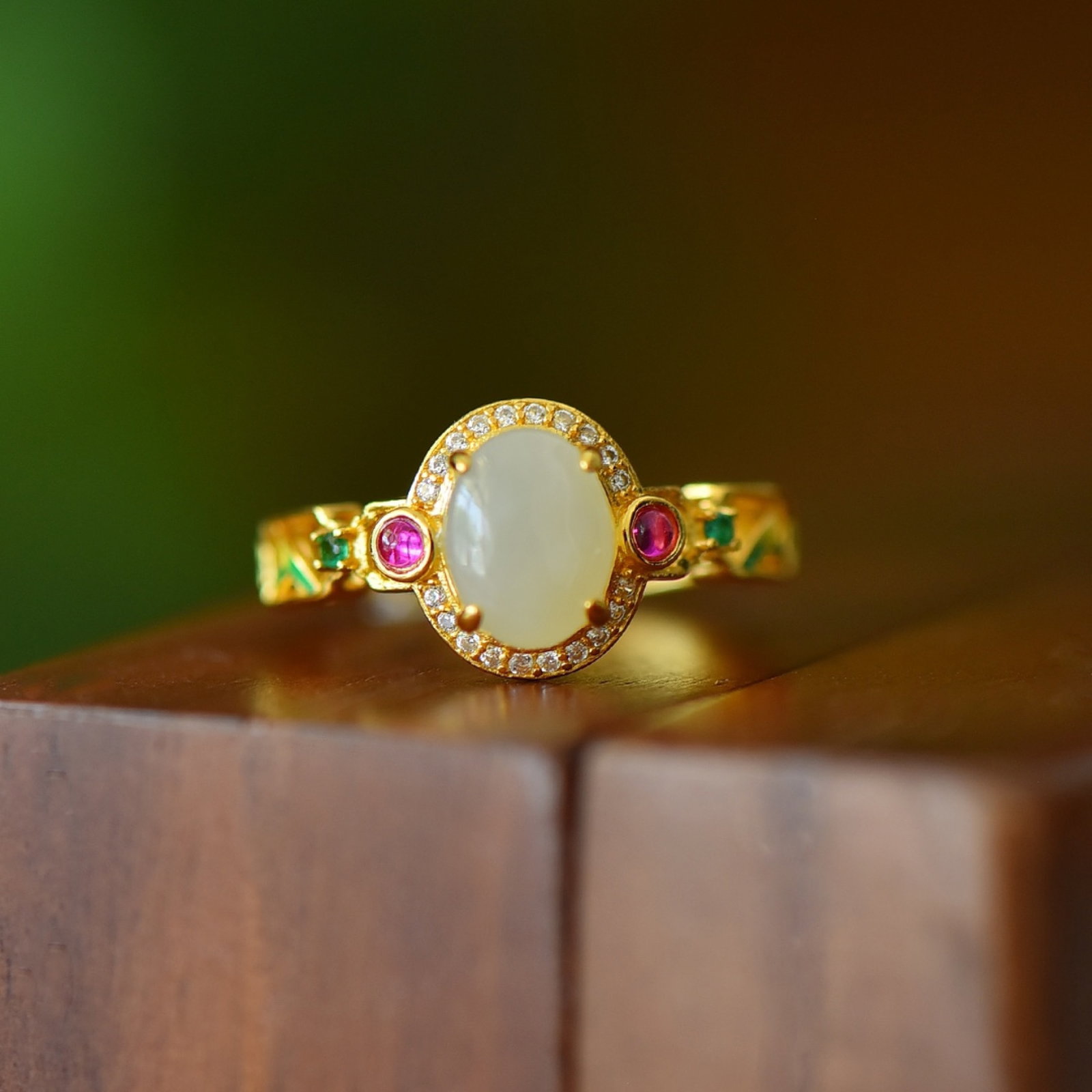 An Exquisite Sterling Silver-Gold Plated Inlaid White Jade Ring,Inlaid Gems: An Exquisite Sterling Silver-Gold Plated Inlaid White Jade Ring,Inlaid Gems Size:7mmx9mm ?????????,????
