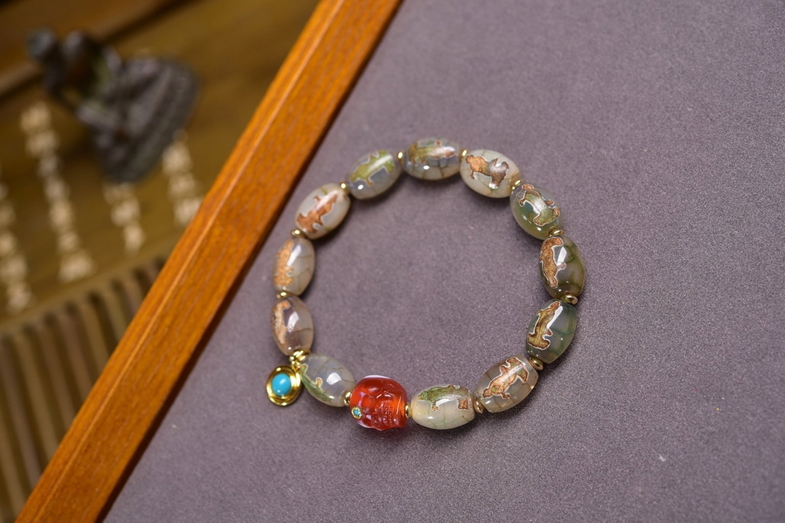 An Exquisite Agate Bracelets,Inlaid Turquoise (1 of 6)