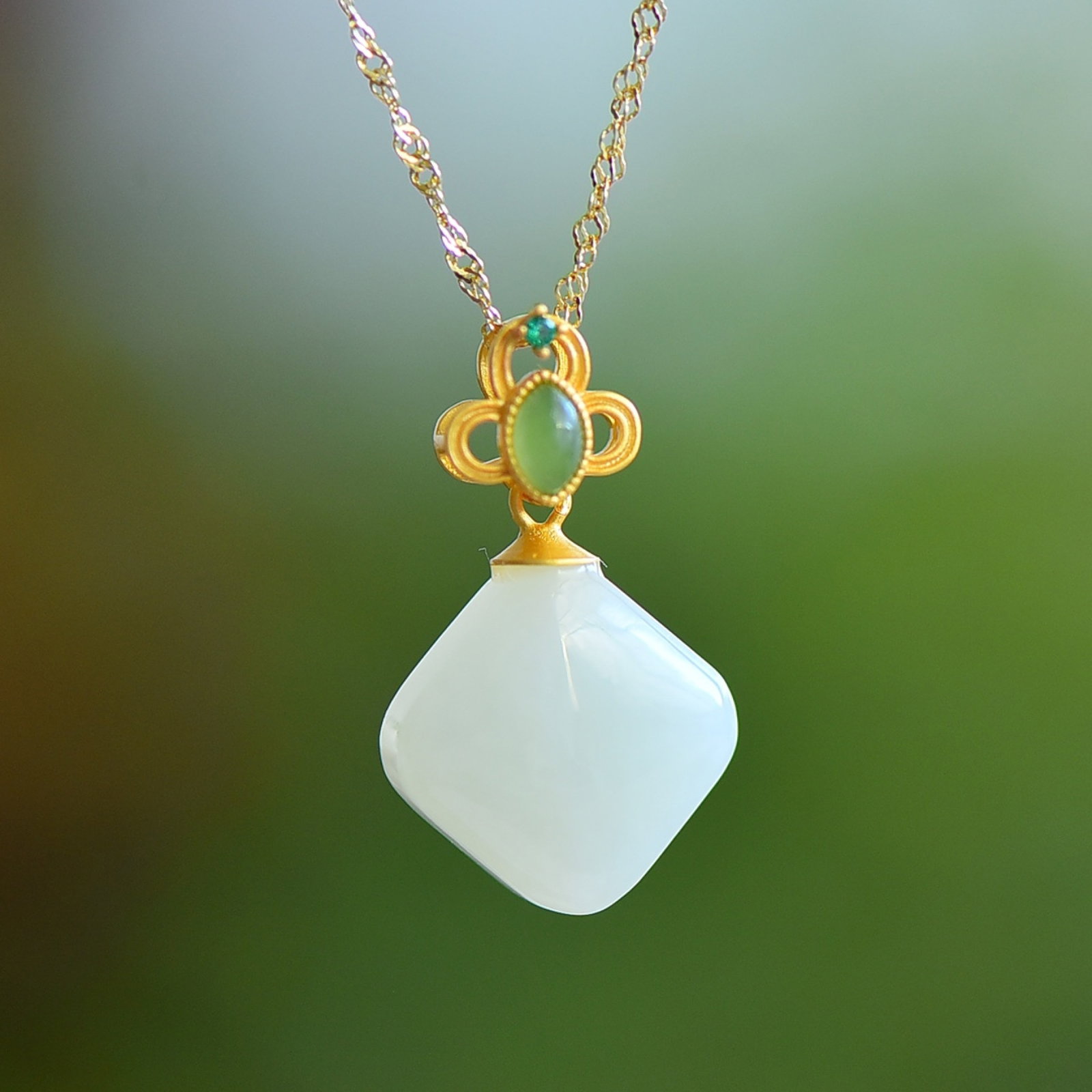 An Exquisite Sterling Silver-Gold Plated Inlaid White Jade Pendant , Inlaid Jasper: Sterling Silver-Gold Plated Inlaid White Jade Pendant , Inlaid Jasper , Size :14mmx14mm ???????????,???,??:14mmx14mm