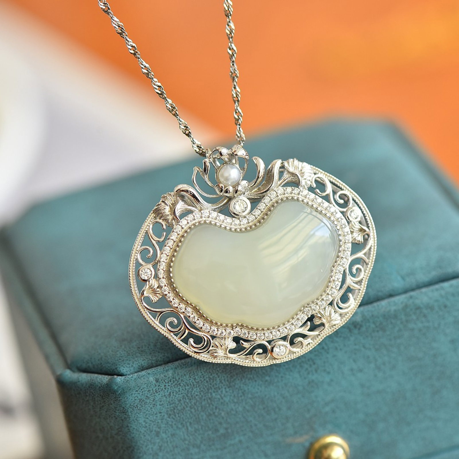 An Exquisite Sterling Silver Inlaid White Jade Pendant,Inlaid Diamonds: An Exquisite Sterling Silver Inlaid White Jade Pendant,Inlaid Diamonds,Size:16mmx24mm ?????????,???