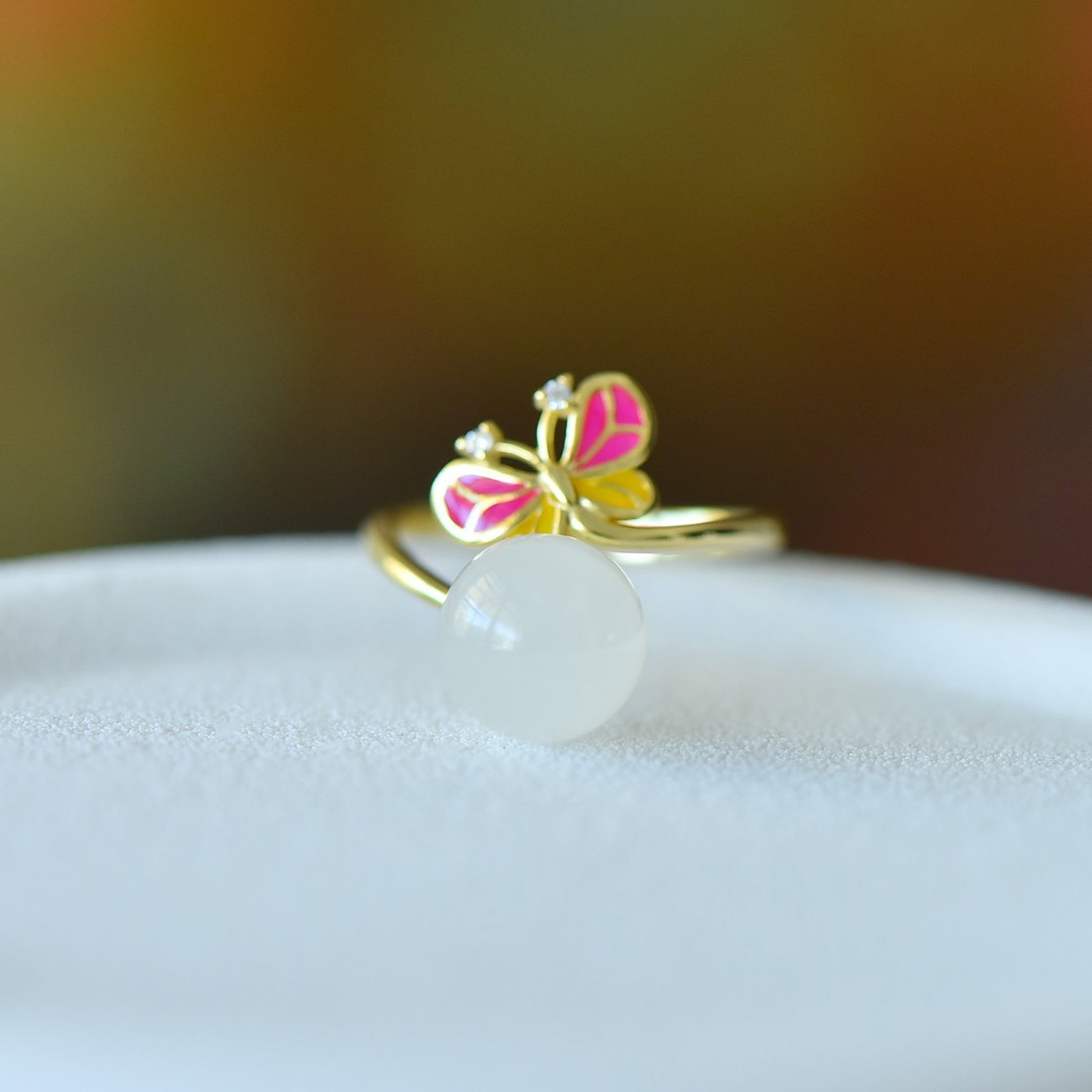 An Exquisite Sterling Silver-Gold Plated Inlaid White Jade Ring: An Exquisite Sterling Silver-Gold Plated Inlaid White Jade Ring,Size:10mmx10mm ?????????