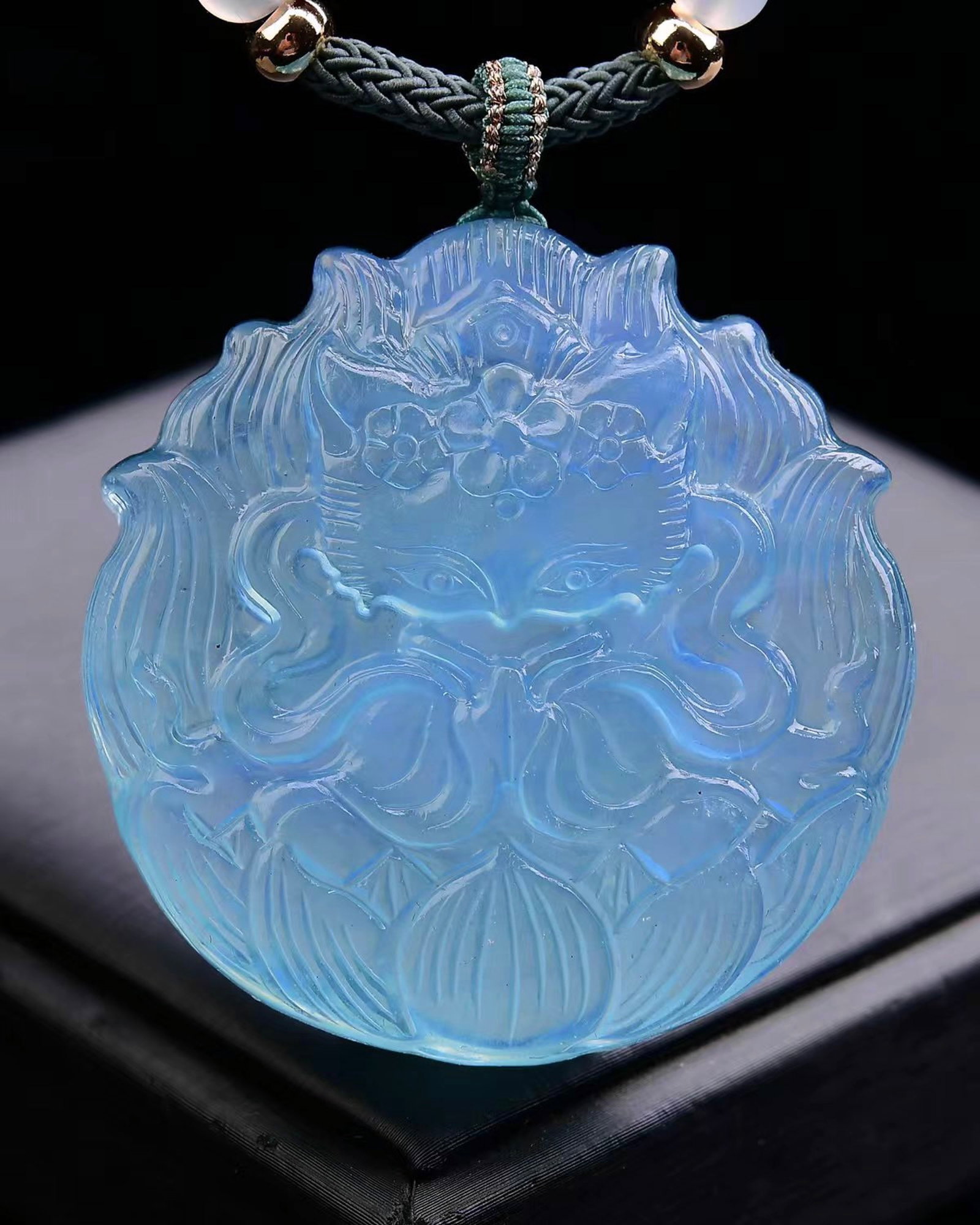 An Exquisite Crystal Nine-Tailed Fox Pattern Pendant (1 of 6)
