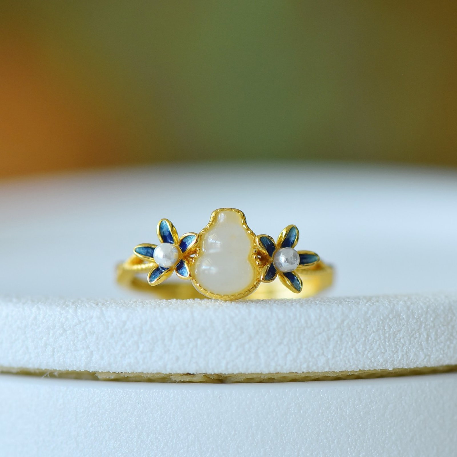 An Exquisite Sterling Silver-Gold Plated Inlaid White Jade Gourd Ring,Inlaid Pearls: An Exquisite Sterling Silver-Gold Plated Inlaid White Jade Gourd Ring,Inlaid Pearls,Size:5mmx7mm ???????????,??