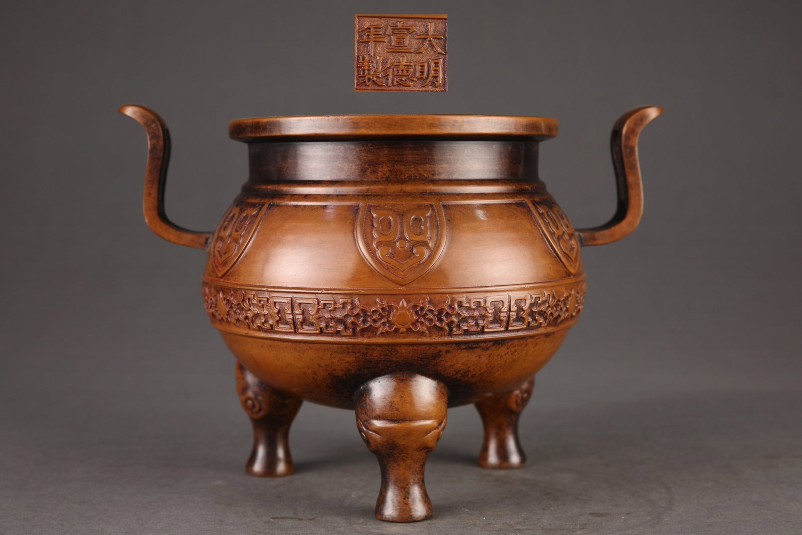 An Exquisite Bronze Lotus and Dragon Pattern Double-Ears Tripod Censer: An Exquisite Bronze Lotus and Dragon Pattern Double-Ears Tripod Censer,Ming Dynasty,China,Xuande Six-character Mark,Size:6.1inx5.3inx6.3inx8.8in,Weight:3500g ??????????????,????,?????
