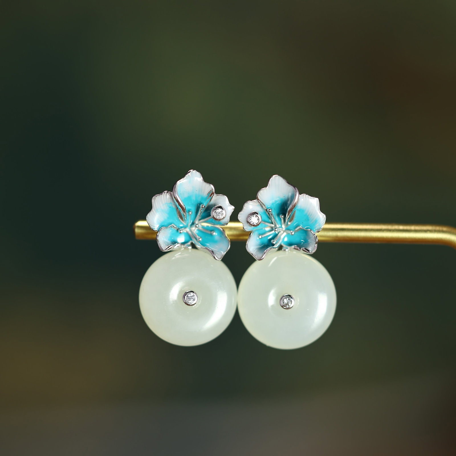 A Pair of Exquisite Sterling Silver Inlaid White Jade Earrings: A Pair of Sterling Silver Inlaid White Jade Earrings , Size :15mmx15mms 一对纯银镶白玉耳环,尺寸:15mmx15mm