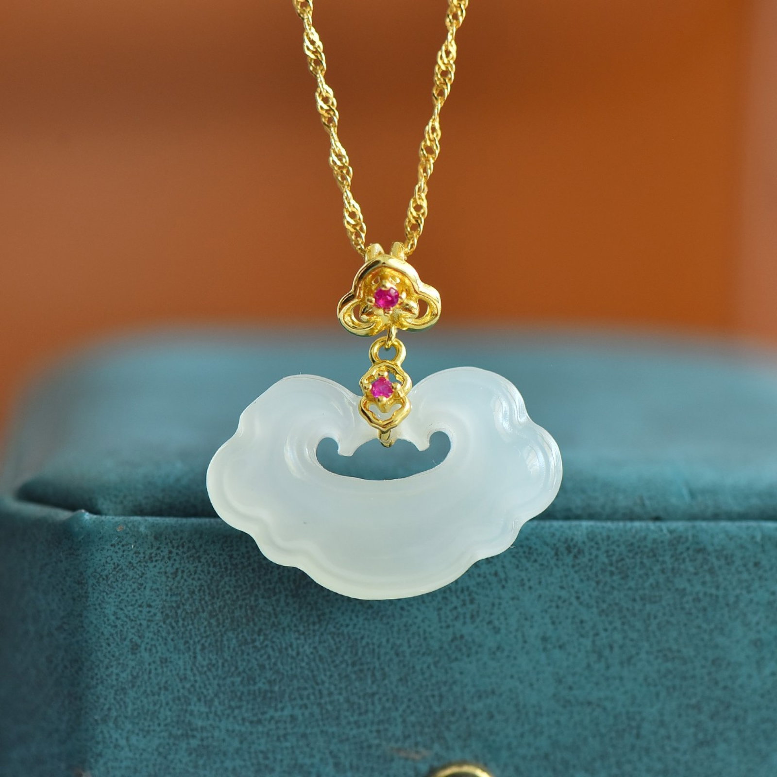 An Exquisite Sterling Silver-Gold Plated Inlaid White Jade Pendant: An Exquisite Sterling Silver-Gold Plated Inlaid White Jade Pendant,Size:16mmx25mm 一个精美的纯银镀金镶白玉吊坠