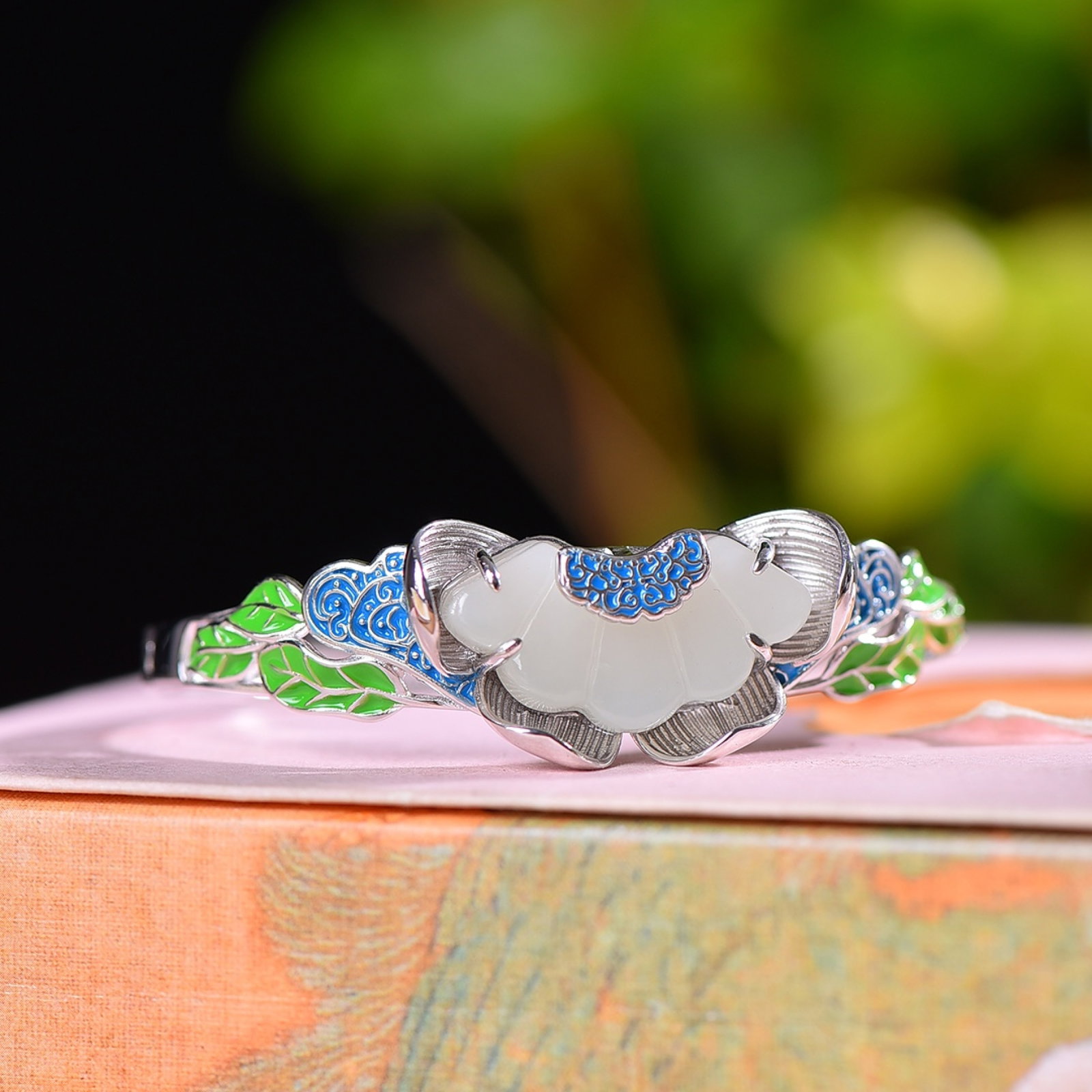 An Exquisite Sterling Silver Inlaid White Jade Enamel Bracelets: An Exquisite Sterling Silver Inlaid White Jade Enamel Bracelets,Size:15mmx28mm 纯银镶白玉珐琅手镯