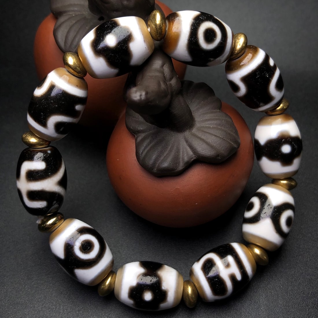 An Exquisite Dzi Bead Bracelets (1 of 9)