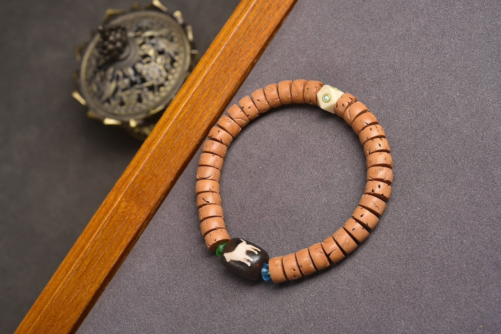 An Exquisite Walnut Bracelets,With Agate: An Exquisite Walnut Bracelets,With Agate,Size:9mmx5mm,Weight:16g 核桃手串,配玛瑙