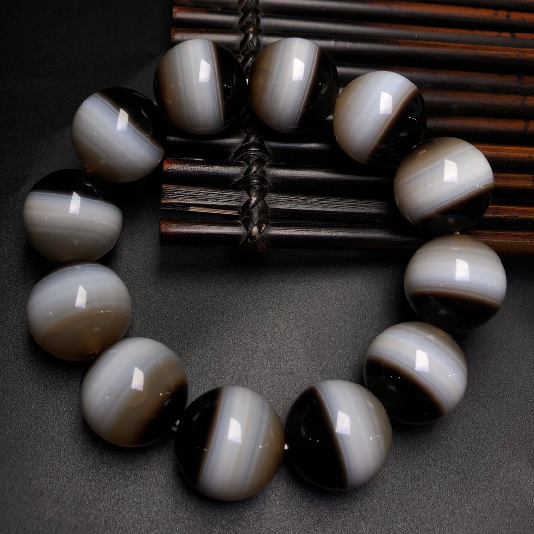 An Exquisite Dzi Bead Bracelets: An Exquisite Dzi Bead Bracelets,Size:20mm 天珠手串