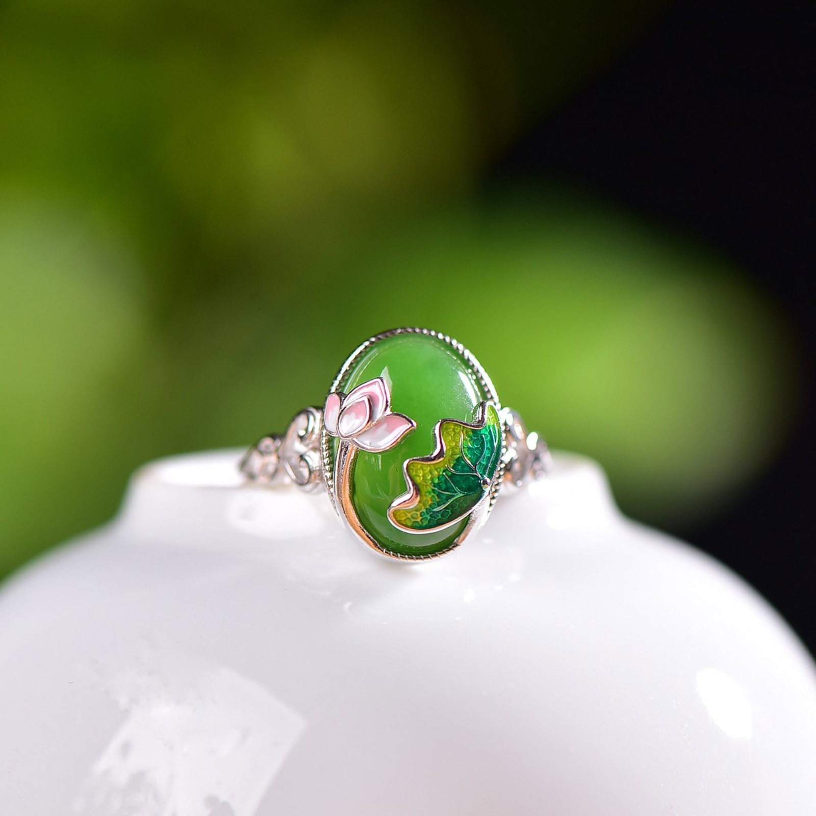 An Exquisite Sterling Silver Inlaid Jasper Enamel Ring: An Exquisite Sterling Silver Inlaid Jasper Enamel Ring,Size:10mmx14mm 纯银镶碧玉珐琅戒指