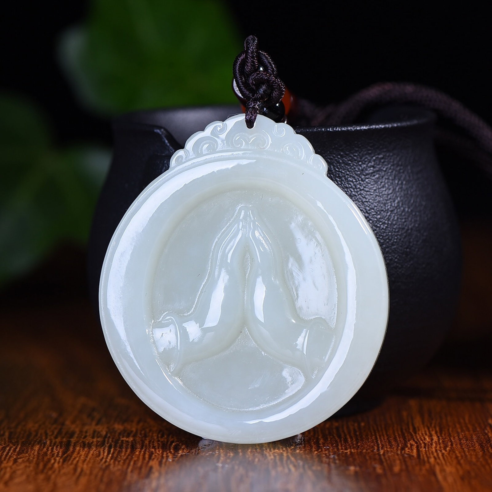 An Exquisite White Jade Bergamot Pattern Pendant: An Exquisite White Jade Bergamot Pattern Pendant,Size:50mmx57mmx7mm (寓意)修身养性,感悟人生