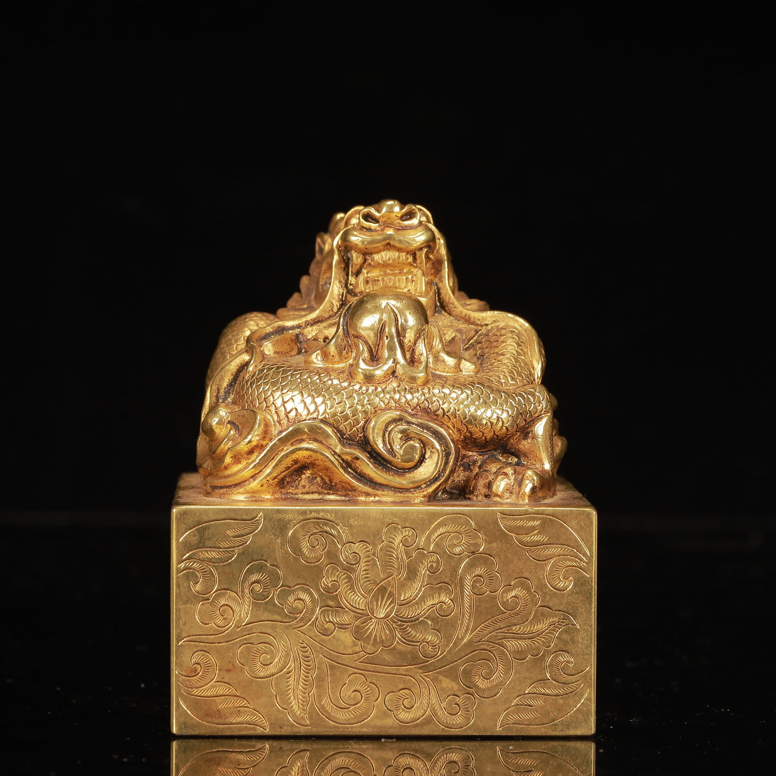 An Exquisite Gilt Bronze Dragon Seal: An Exquisite Gilt Bronze Dragon Seal,Qing Dynasty, China,Size:3.5inx3.9in,Weight:4700g 铜鎏金龙印章,中国清代