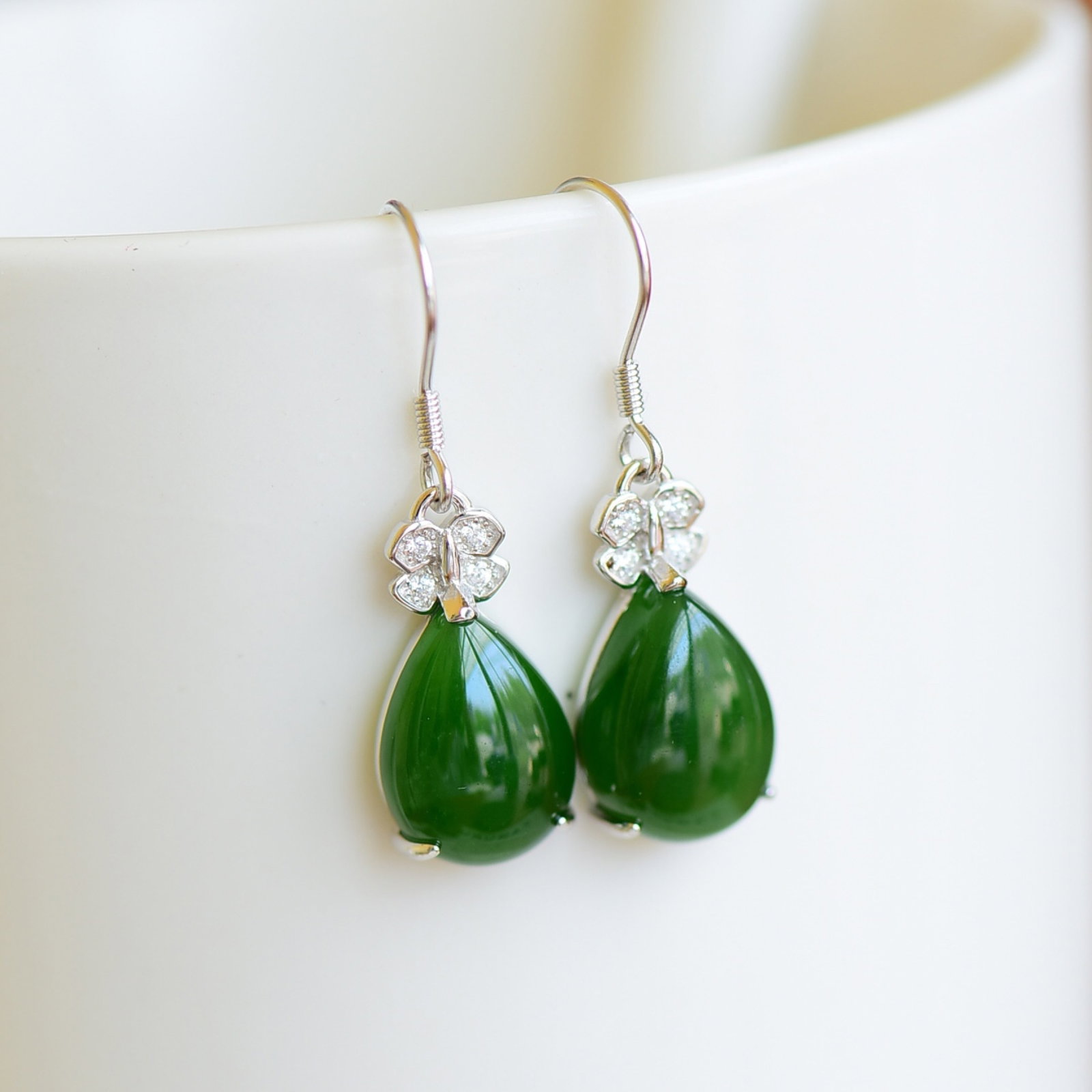 A Pair of Exquisite Sterling Silver Inlaid Jasper Earrings,Inlaid Diamond: A Pair of Exquisite Sterling Silver Inlaid Jasper Earrings,Inlaid Diamond,Size:10mmx14mm 一对纯银镶碧玉耳环,嵌钻石