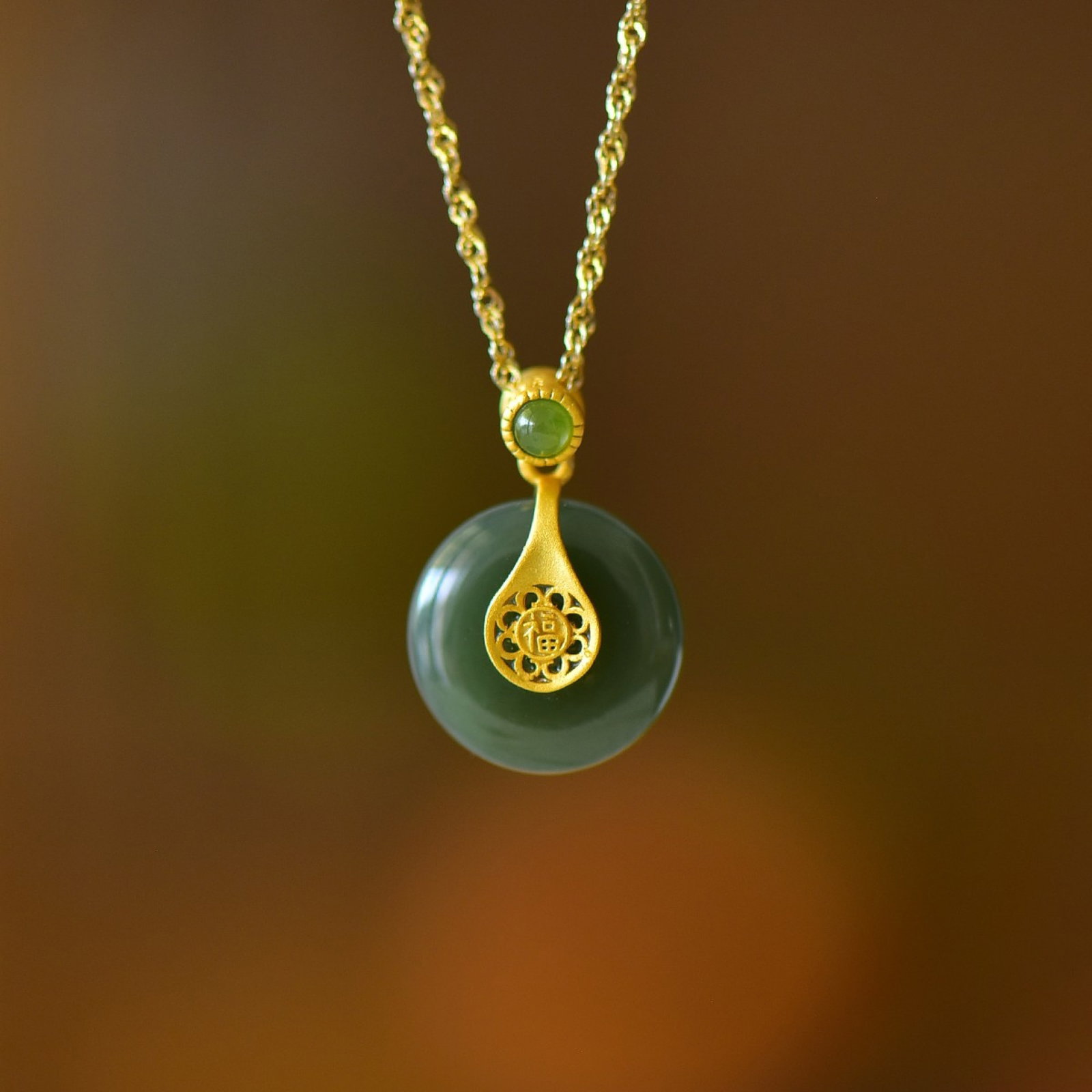 An Exquisite Sterling Silver-Gold Plated Inlaid Sapphire Pendant: An Exquisite Sterling Silver-Gold Plated Inlaid Sapphire Pendant,Size:15mmx15mm 纯银镀金镶青玉吊坠