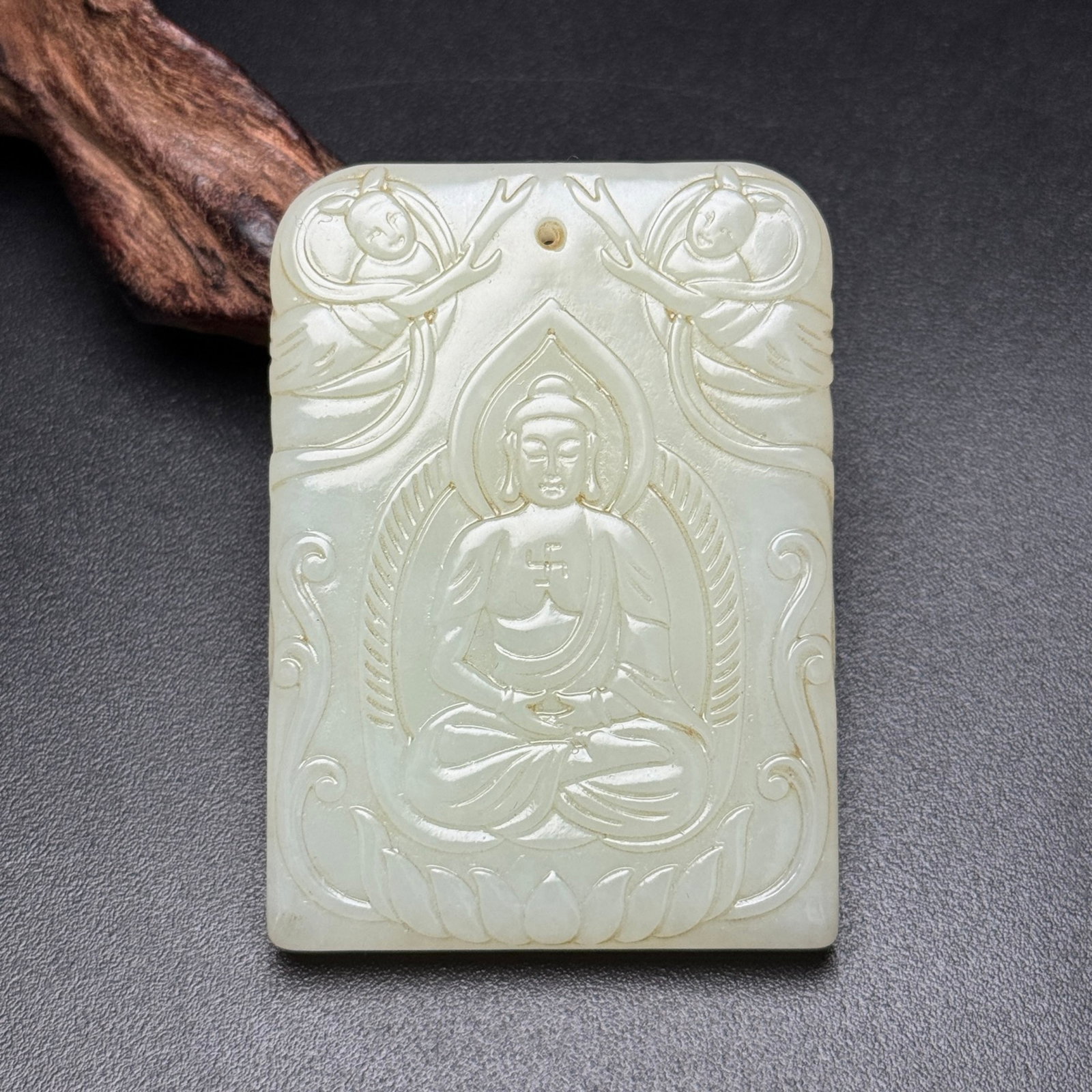 An Exquisite White Jade Buddha Statue Pattern Pendant: An Exquisite White Jade Buddha Statue Pattern Pendant,Qing Dynasty,China,Size:61mmx44mmx8mm,Weight:57g 白玉佛像纹挂件,中国清代