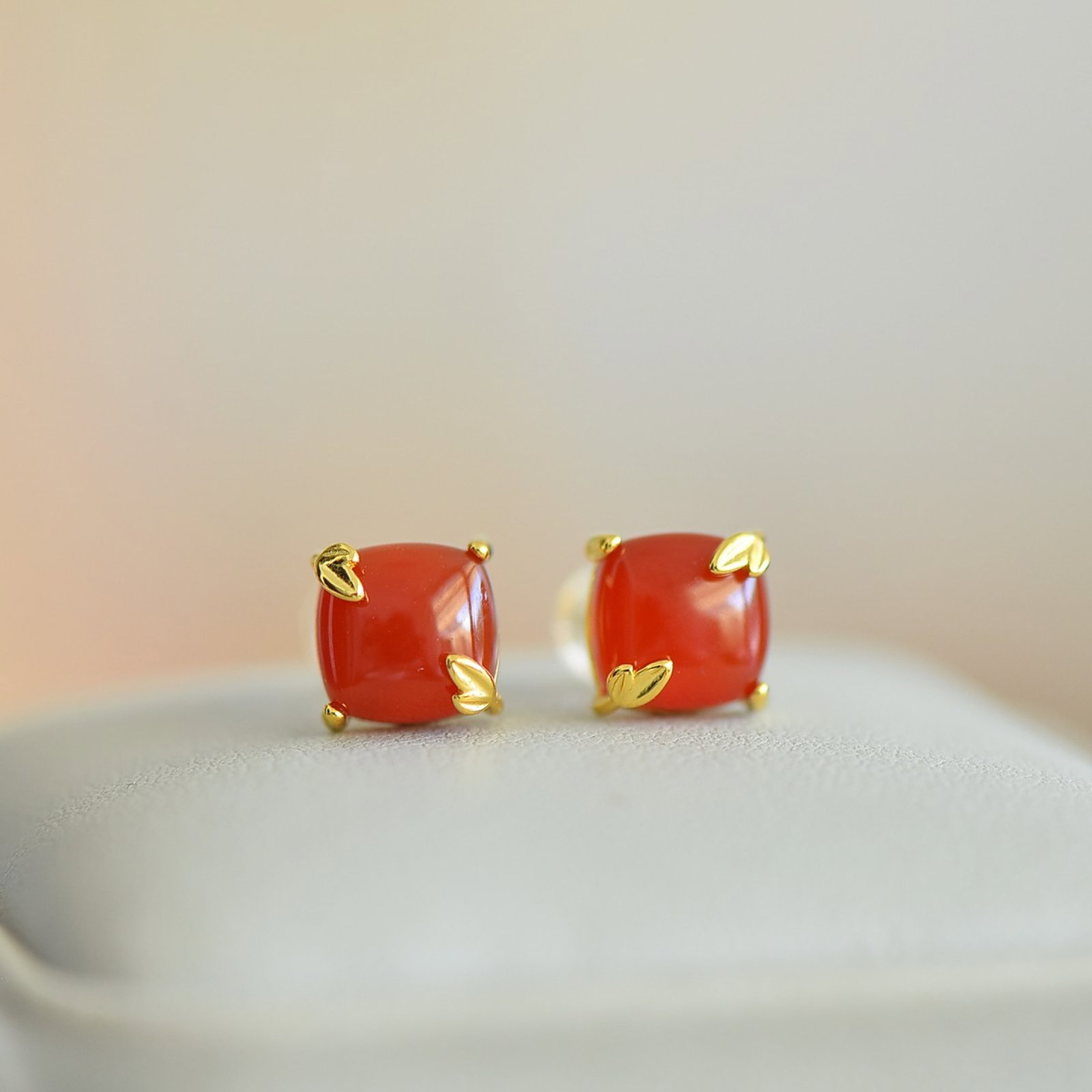 A Pair of Exquisite Sterling Silver-Gold Plated Inlaid Agate Earrings: A Pair of Exquisite Sterling Silver-Gold Plated Inlaid Agate Earrings,Size:8mmx8mm 一对纯银镀金镶玛瑙耳钉