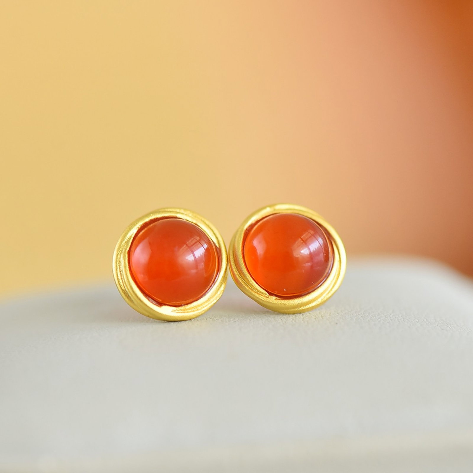 A Pair of Exquisite Sterling Silver-Gold Plated Inlaid Agate Earrings: A Pair of Exquisite Sterling Silver-Gold Plated Inlaid Agate Earrings,Size:8mmx8mm 一对纯银镀金镶玛瑙耳钉