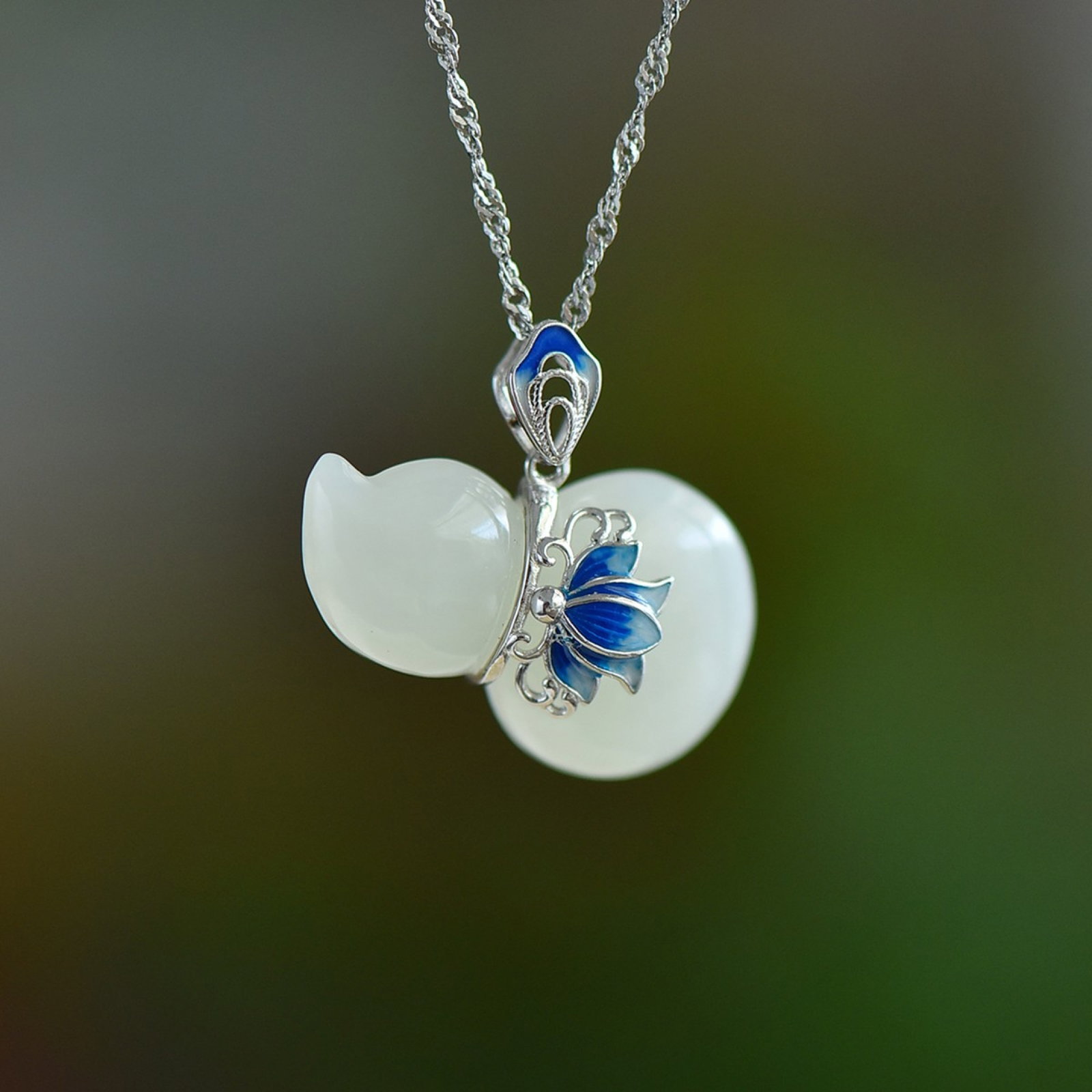 An Exquisite Sterling Silver Inlaid White Jade Gourd Pendant: An Exquisite Sterling Silver Inlaid White Jade Gourd Pendant,Size:15mmx25mm 纯银镶白玉葫芦吊坠